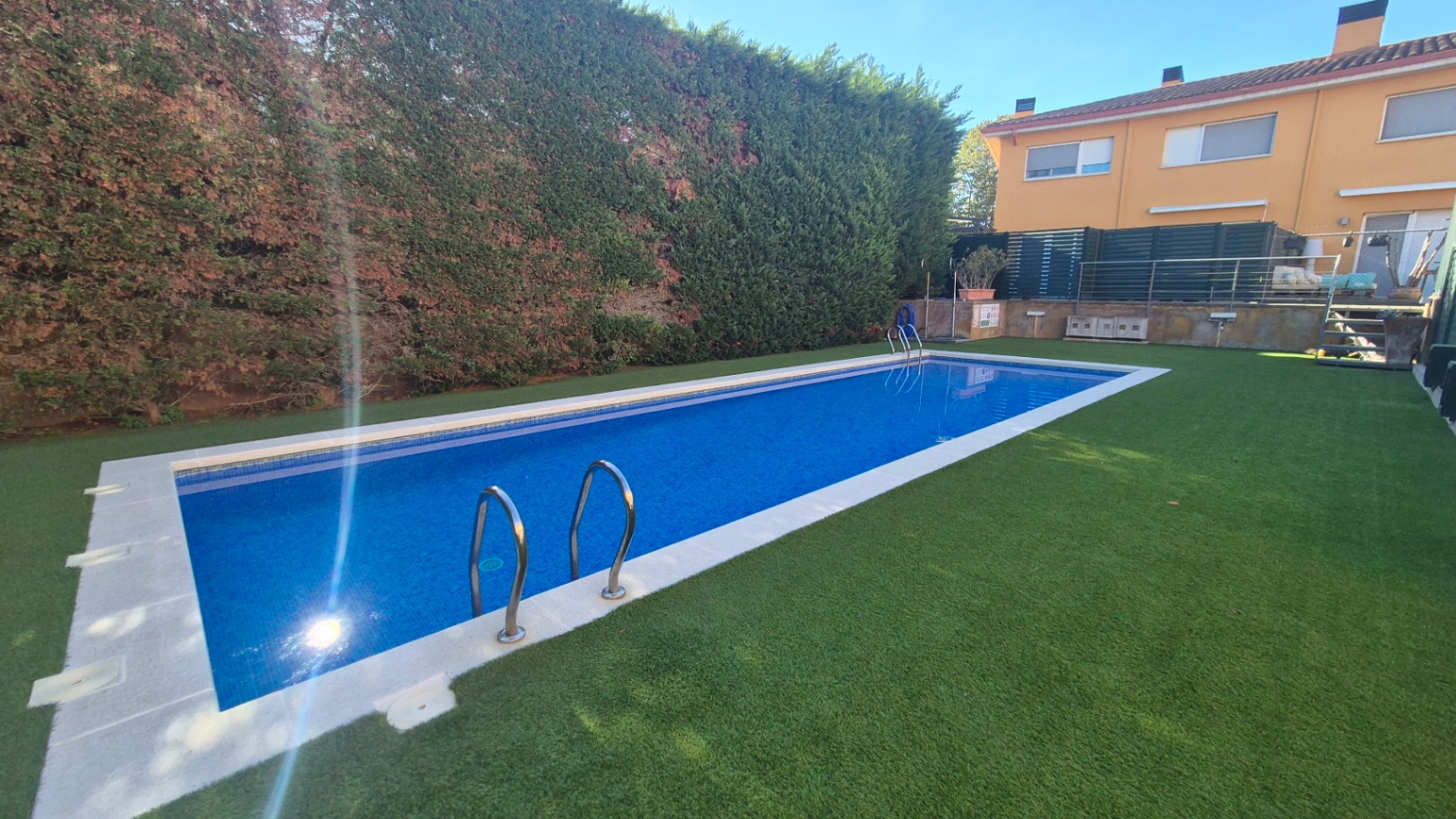 Casa con jardín y piscina comunitaria,  situada a pie del casco histórico de Pals, Girona, Baix Empordà.