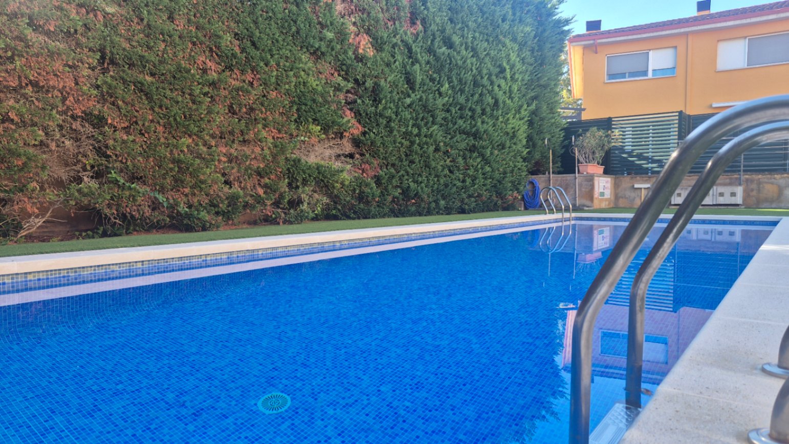 Casa con jardín y piscina comunitaria,  situada a pie del casco histórico de Pals, Girona, Baix Empordà.