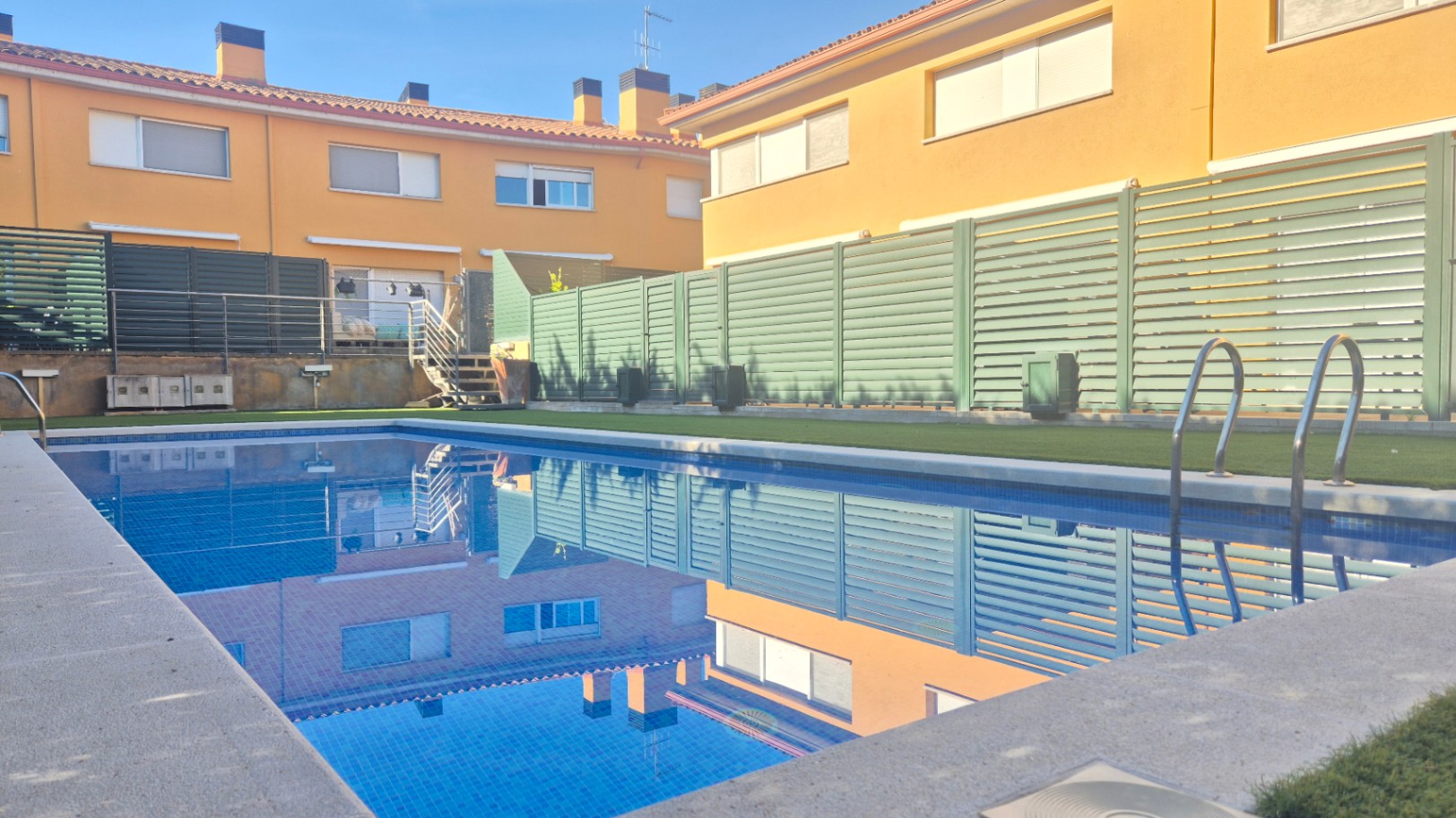 Casa con jardín y piscina comunitaria,  situada a pie del casco histórico de Pals, Girona, Baix Empordà.