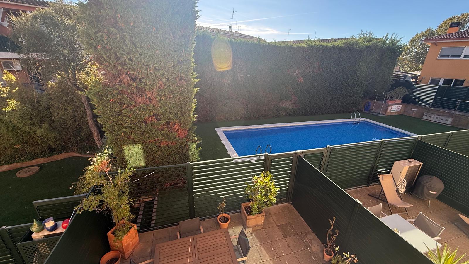 Casa con jardín y piscina comunitaria,  situada a pie del casco histórico de Pals, Girona, Baix Empordà.