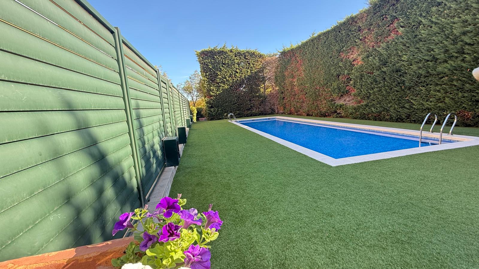 Casa con jardín y piscina comunitaria,  situada a pie del casco histórico de Pals, Girona, Baix Empordà.