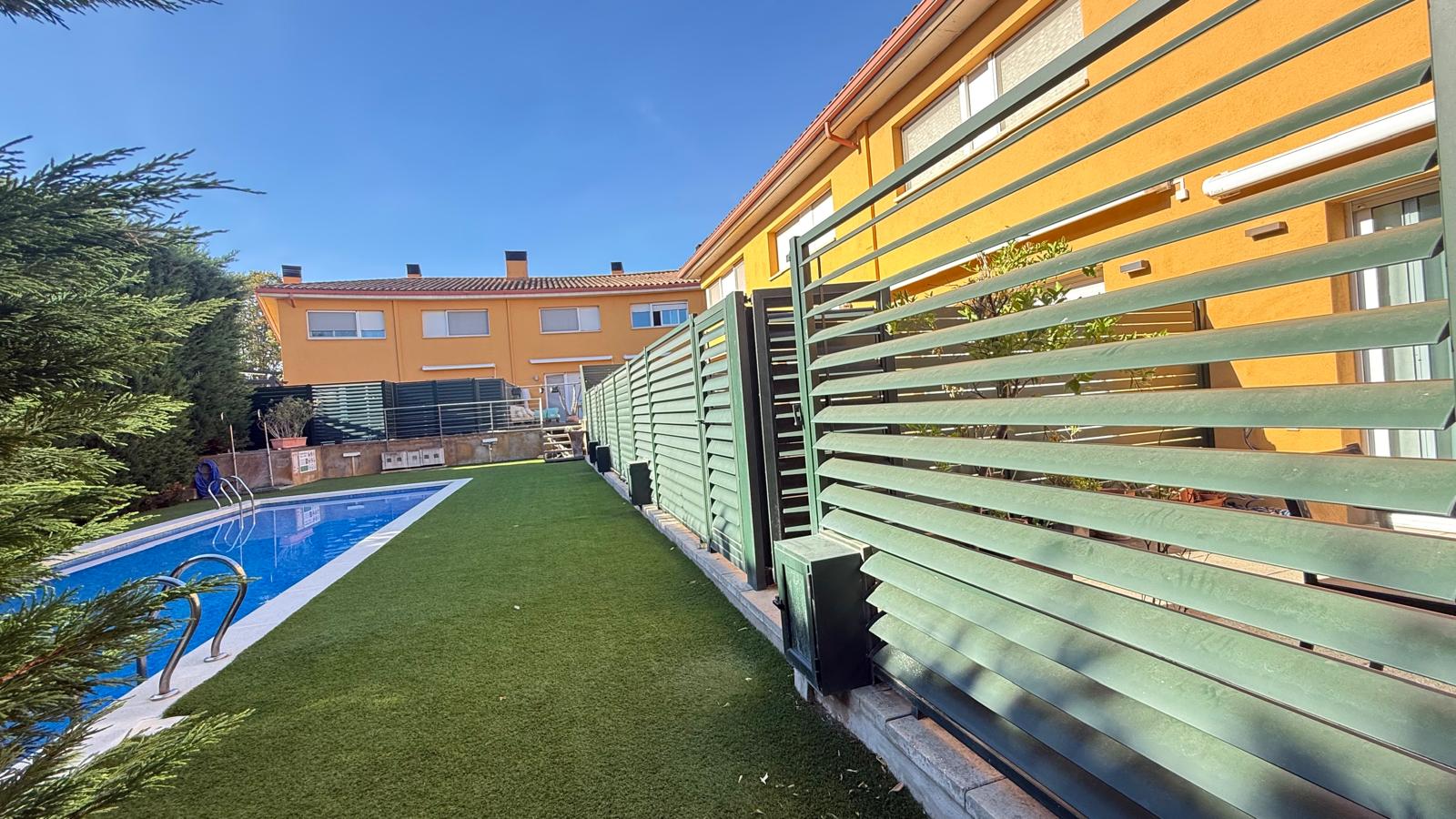 Casa con jardín y piscina comunitaria,  situada a pie del casco histórico de Pals, Girona, Baix Empordà.