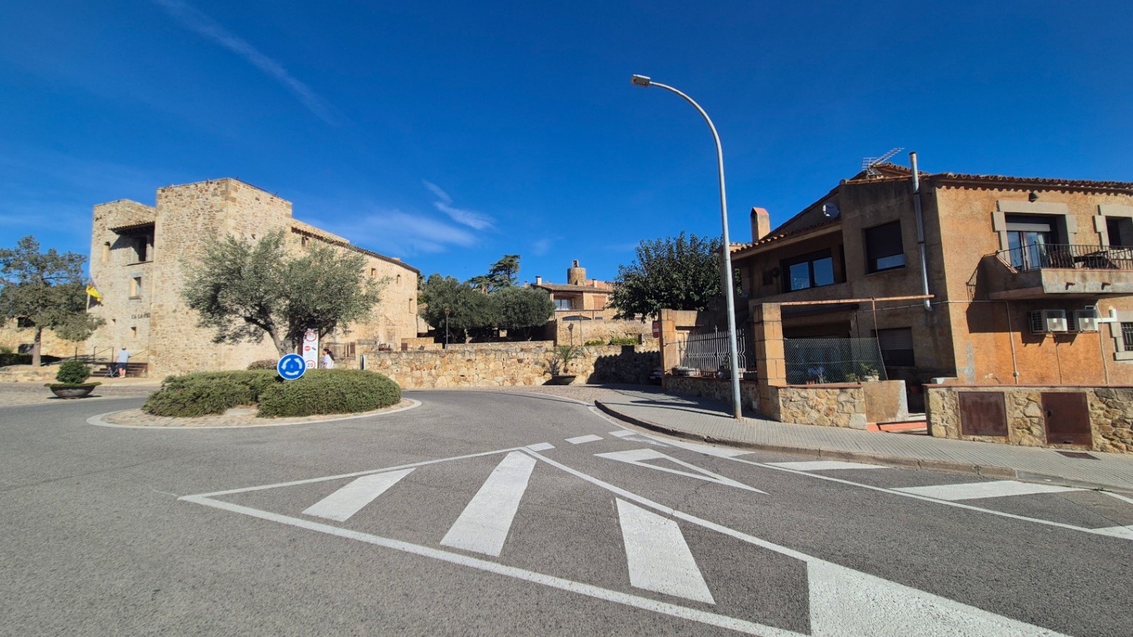 Casa con jardín y piscina comunitaria,  situada a pie del casco histórico de Pals, Girona, Baix Empordà.