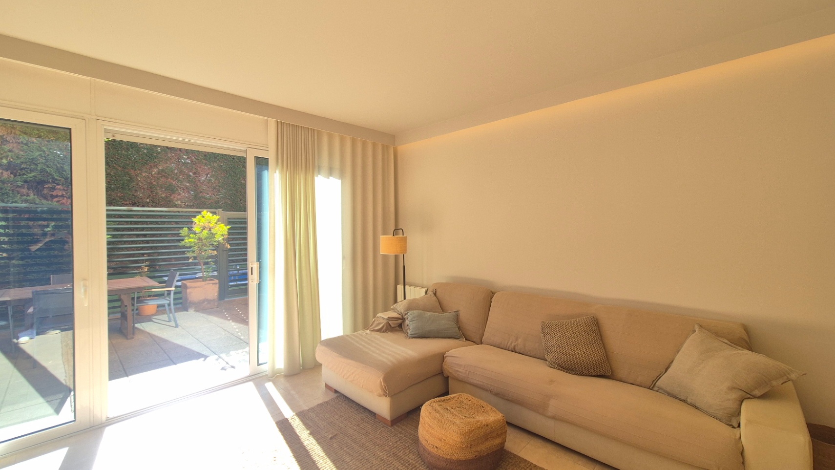 Casa con jardín y piscina comunitaria,  situada a pie del casco histórico de Pals, Girona, Baix Empordà.