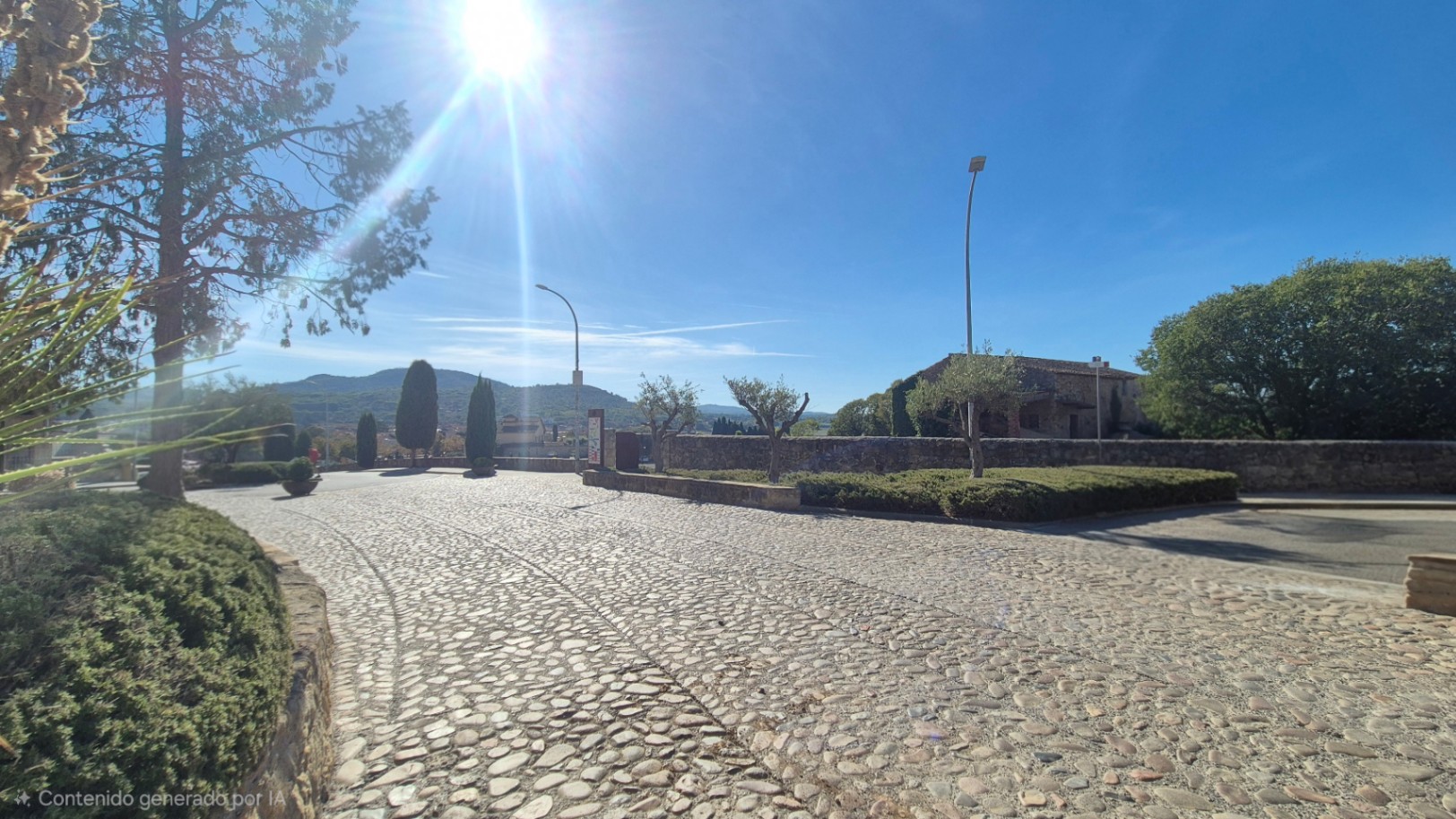 Casa con jardín y piscina comunitaria,  situada a pie del casco histórico de Pals, Girona, Baix Empordà.
