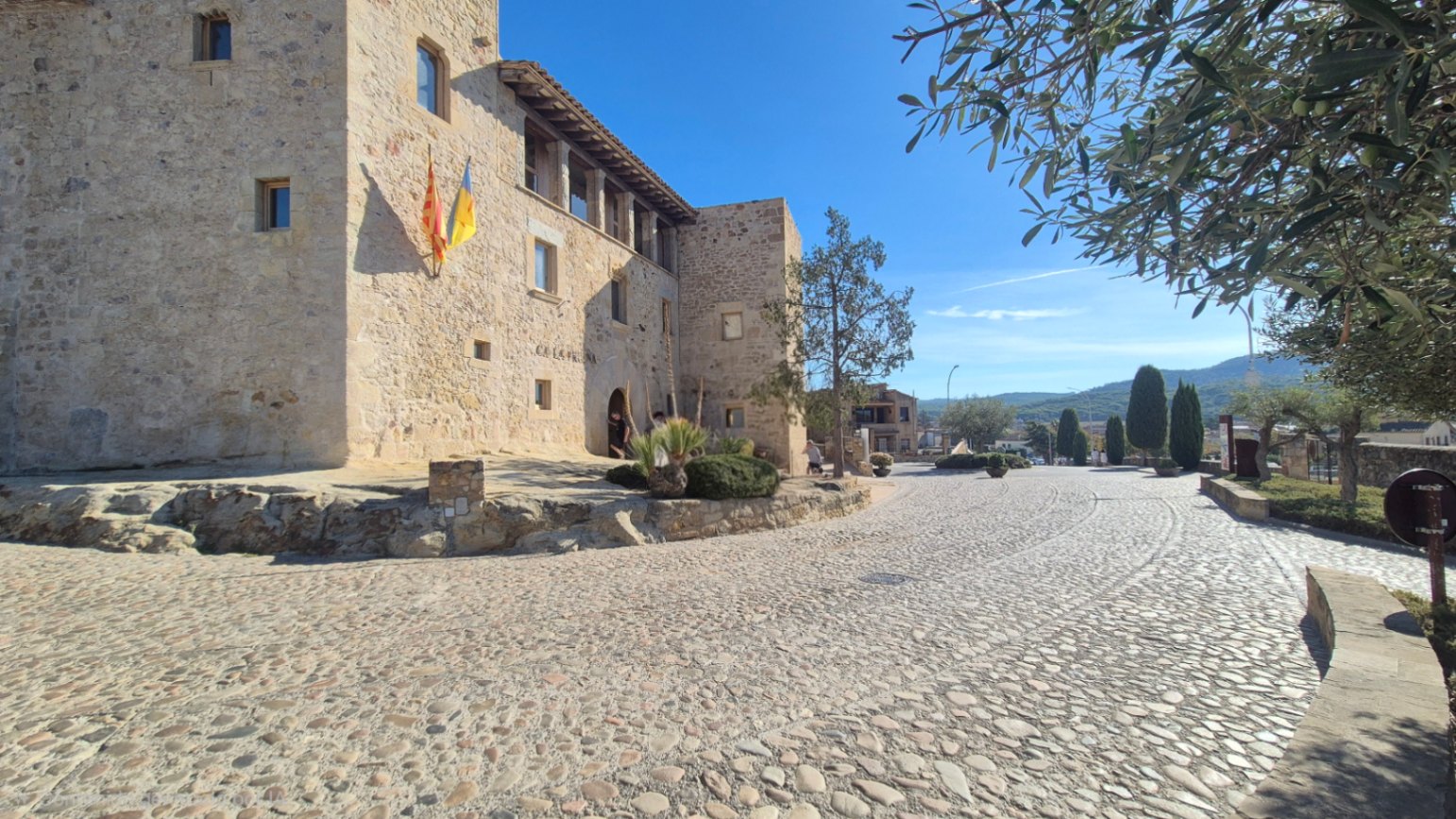 Casa con jardín y piscina comunitaria,  situada a pie del casco histórico de Pals, Girona, Baix Empordà.