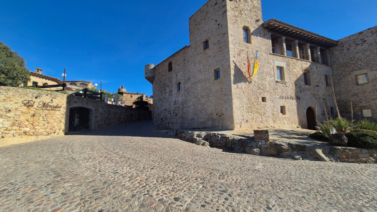 Casa con jardín y piscina comunitaria,  situada a pie del casco histórico de Pals, Girona, Baix Empordà.