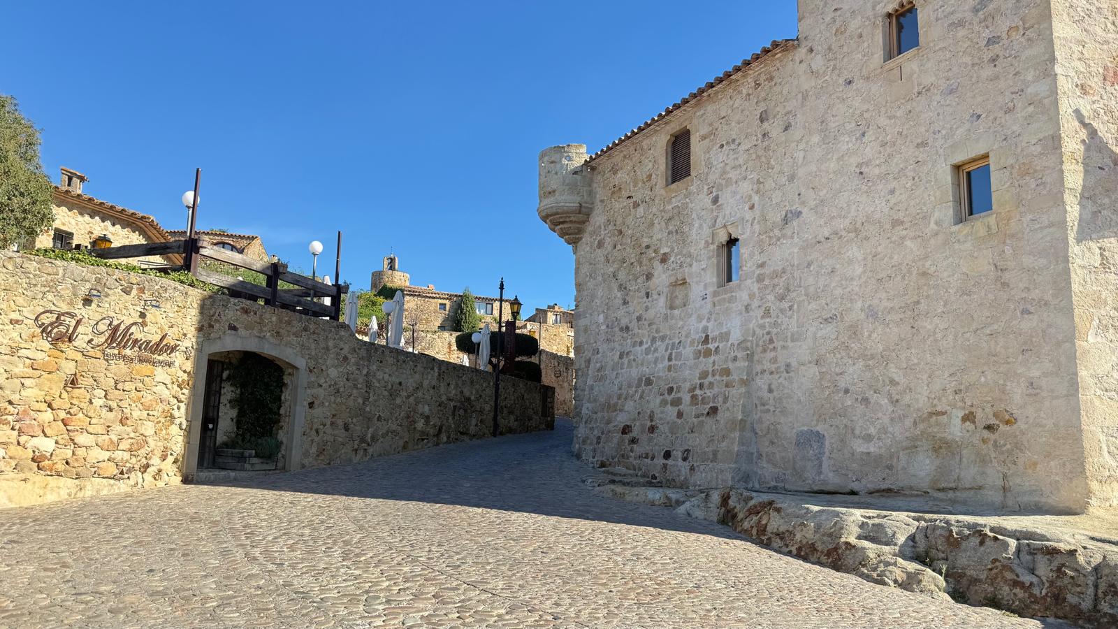 Casa con jardín y piscina comunitaria,  situada a pie del casco histórico de Pals, Girona, Baix Empordà.
