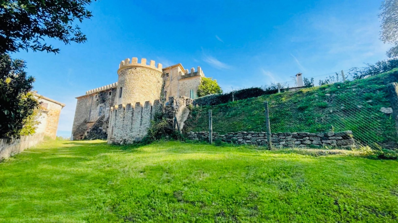Venda de propietat composta per dues masies fortificades amb jardí, situada en un idíl·lic paratge al costat de Banyoles, Girona, comarca del Pla de l'Estany