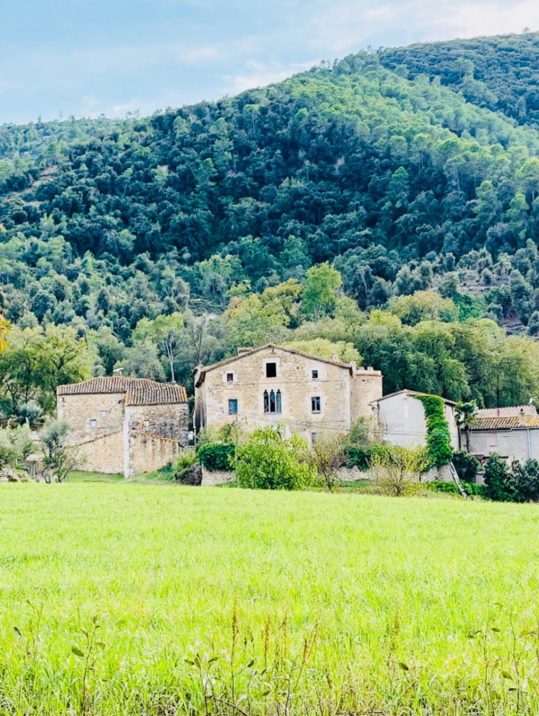 Venda de propietat composta per dues masies fortificades amb jardí, situada en un idíl·lic paratge al costat de Banyoles, Girona, comarca del Pla de l'Estany