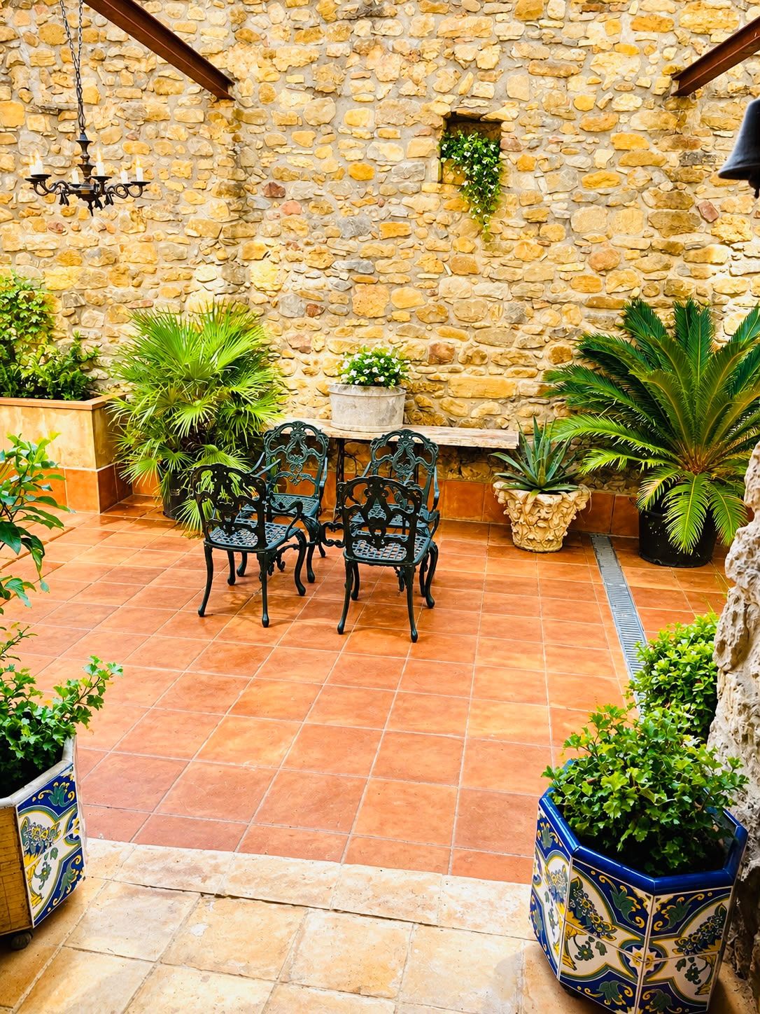 Venda de propietat composta per dues masies fortificades amb jardí, situada en un idíl·lic paratge al costat de Banyoles, Girona, comarca del Pla de l'Estany