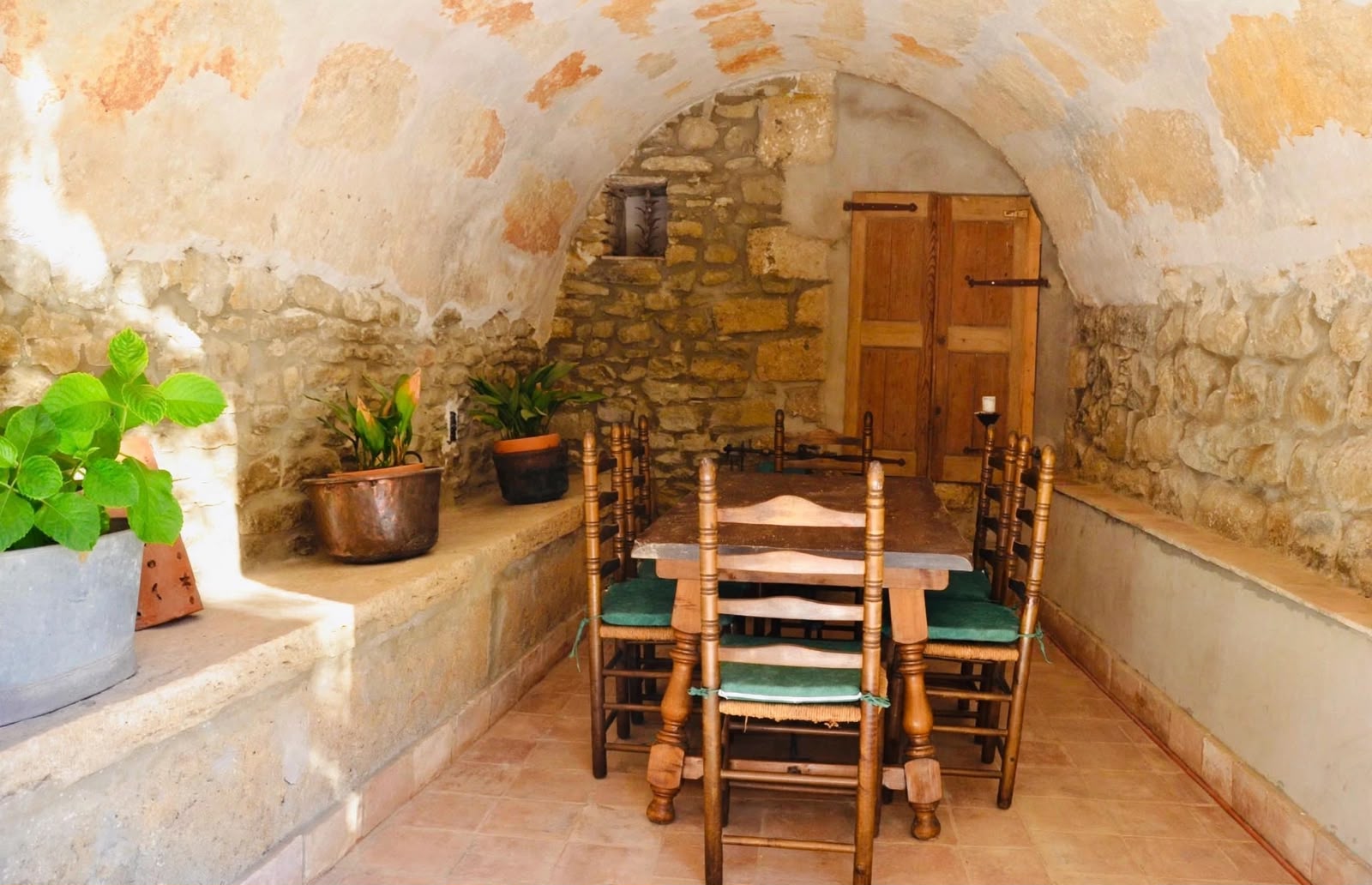Venda de propietat composta per dues masies fortificades amb jardí, situada en un idíl·lic paratge al costat de Banyoles, Girona, comarca del Pla de l'Estany