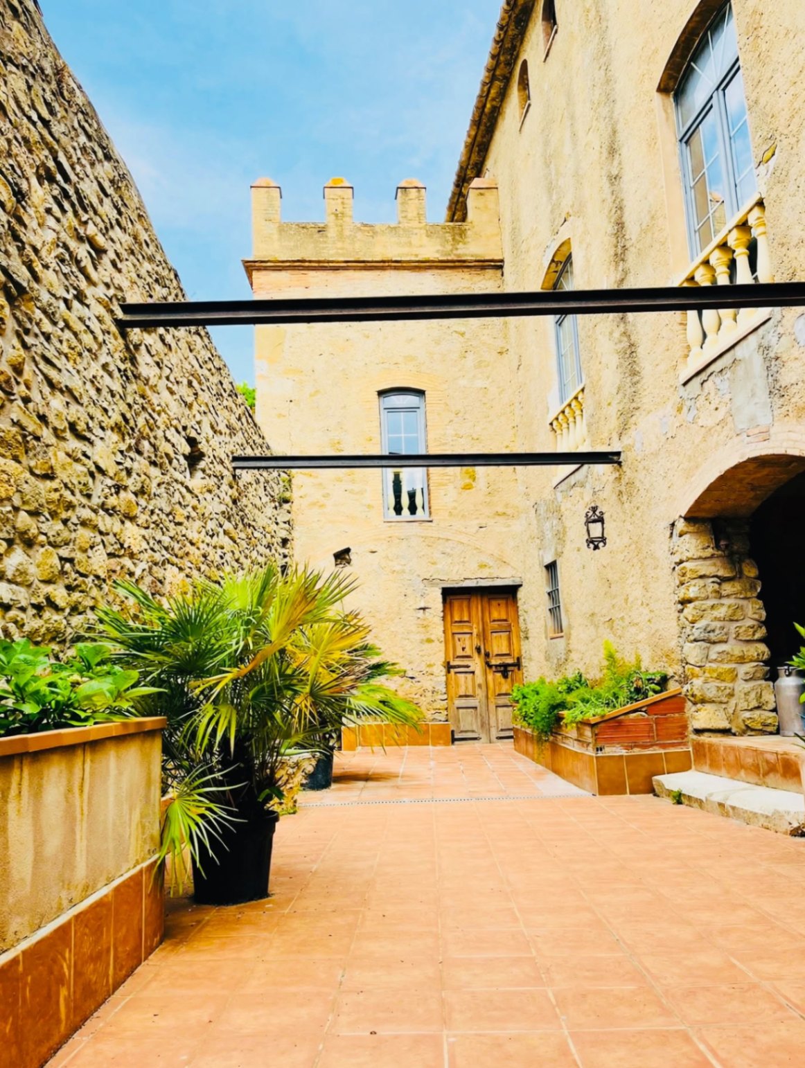 Venda de propietat composta per dues masies fortificades amb jardí, situada en un idíl·lic paratge al costat de Banyoles, Girona, comarca del Pla de l'Estany