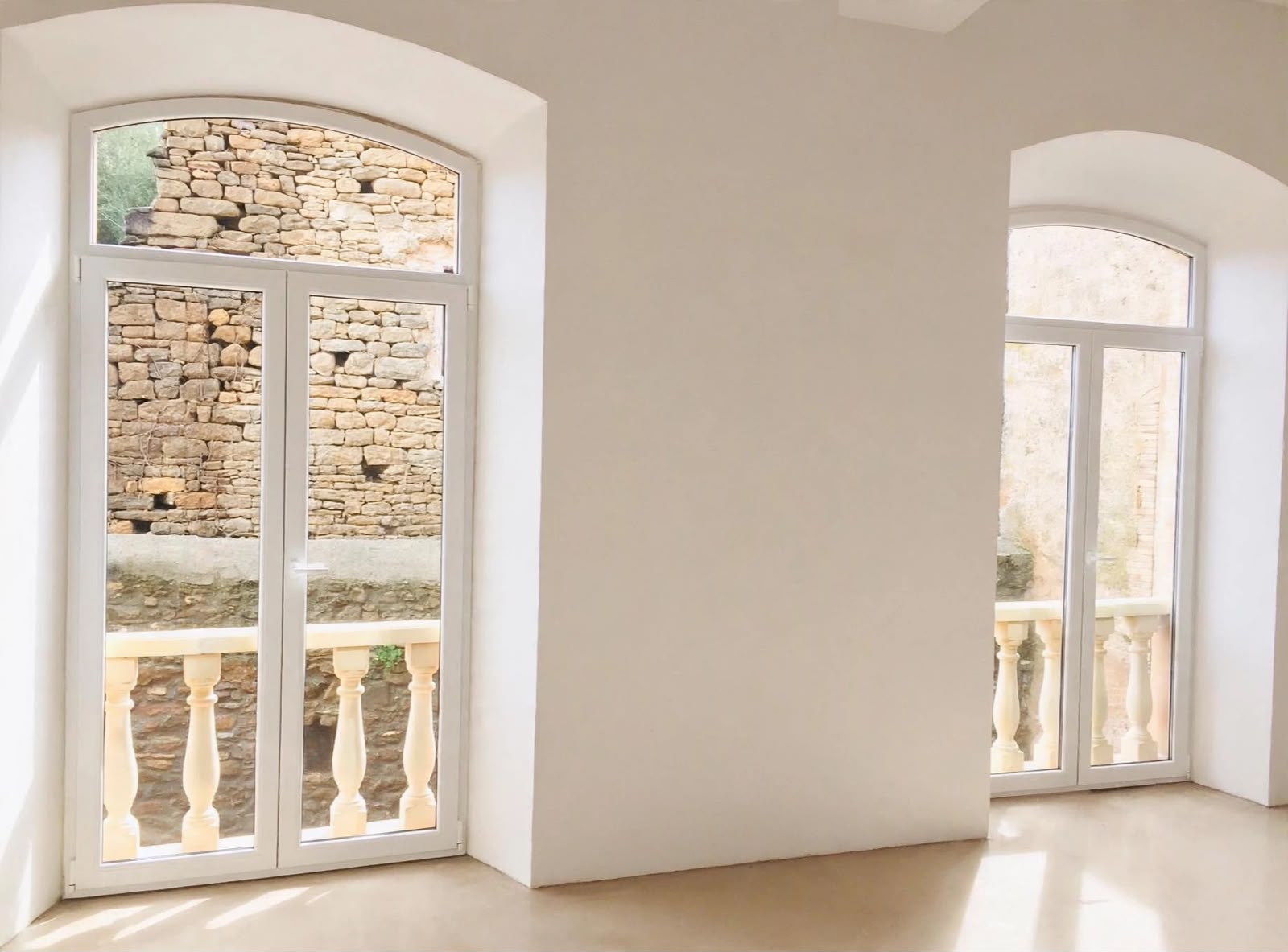 Venda de propietat composta per dues masies fortificades amb jardí, situada en un idíl·lic paratge al costat de Banyoles, Girona, comarca del Pla de l'Estany