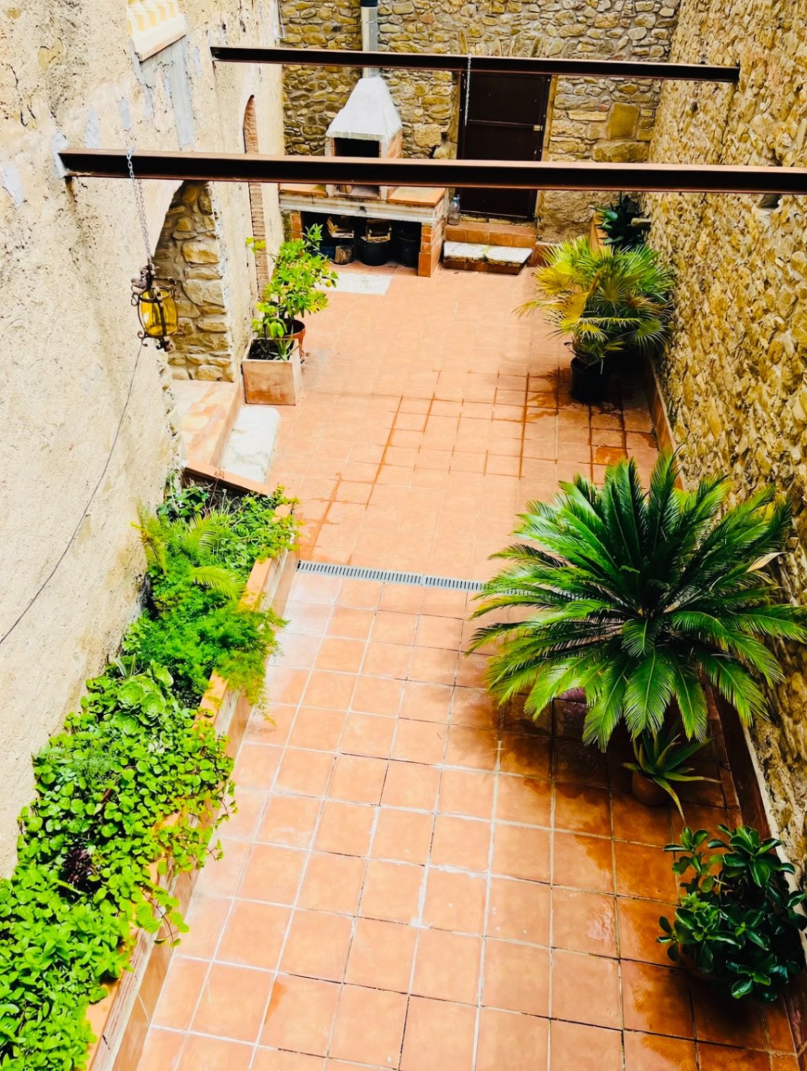 Venda de propietat composta per dues masies fortificades amb jardí, situada en un idíl·lic paratge al costat de Banyoles, Girona, comarca del Pla de l'Estany