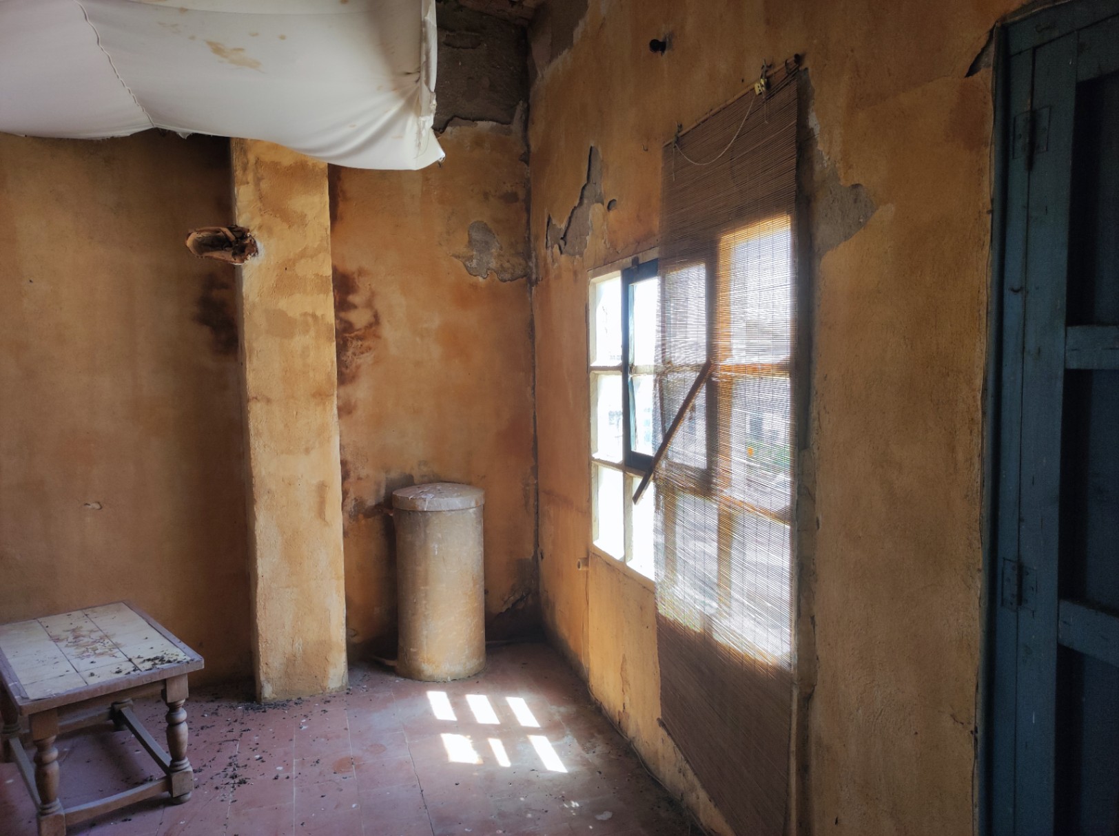 Casa de pueblo a restaurar en venta, con patio y terraza con amplias vistas, situada en Albons, Girona, Baix Empordà
