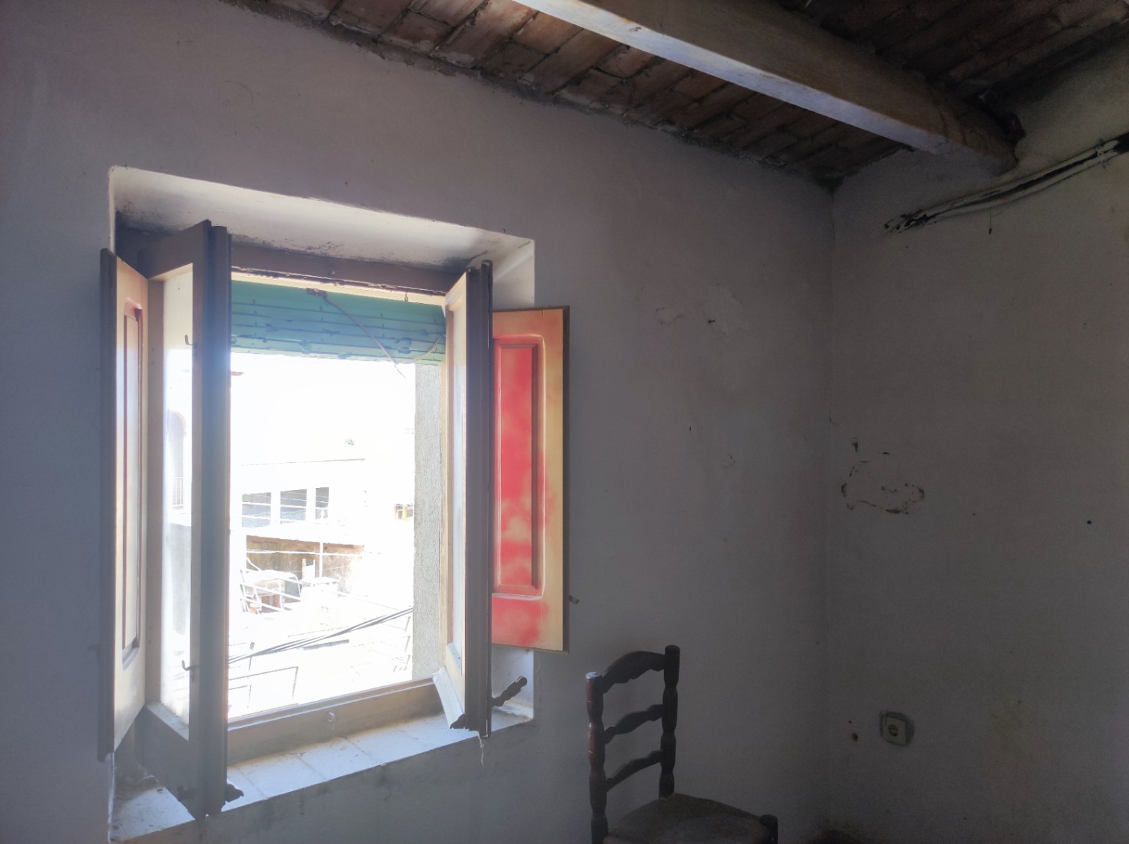 Casa de pueblo a restaurar en venta, con patio y terraza con amplias vistas, situada en Albons, Girona, Baix Empordà