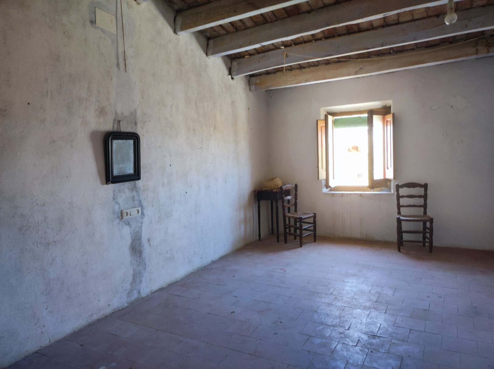 Casa de pueblo a restaurar en venta, con patio y terraza con amplias vistas, situada en Albons, Girona, Baix Empordà