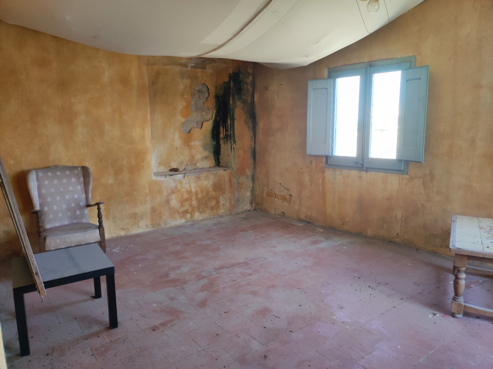 Casa de pueblo a restaurar en venta, con patio y terraza con amplias vistas, situada en Albons, Girona, Baix Empordà
