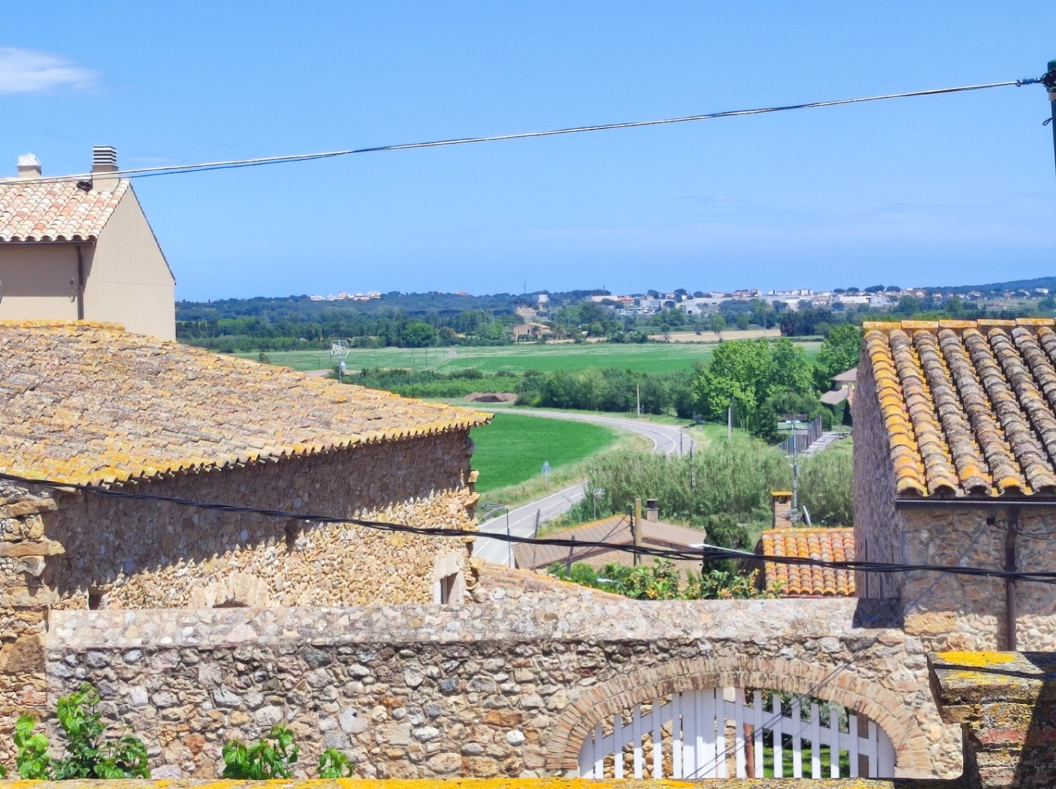 Casa de pueblo a restaurar en venta, con patio y terraza con amplias vistas, situada en Albons, Girona, Baix Empordà