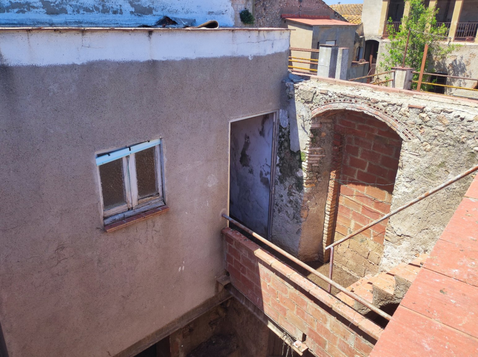 Casa de pueblo a restaurar en venta, con patio y terraza con amplias vistas, situada en Albons, Girona, Baix Empordà