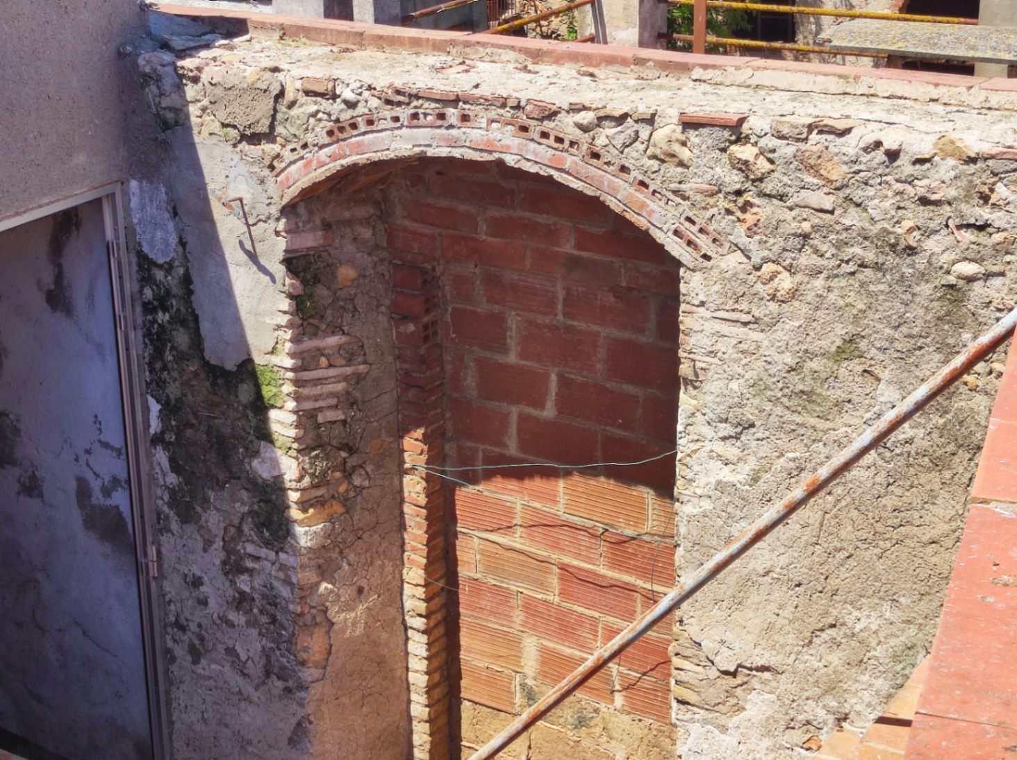 Casa de pueblo a restaurar en venta, con patio y terraza con amplias vistas, situada en Albons, Girona, Baix Empordà