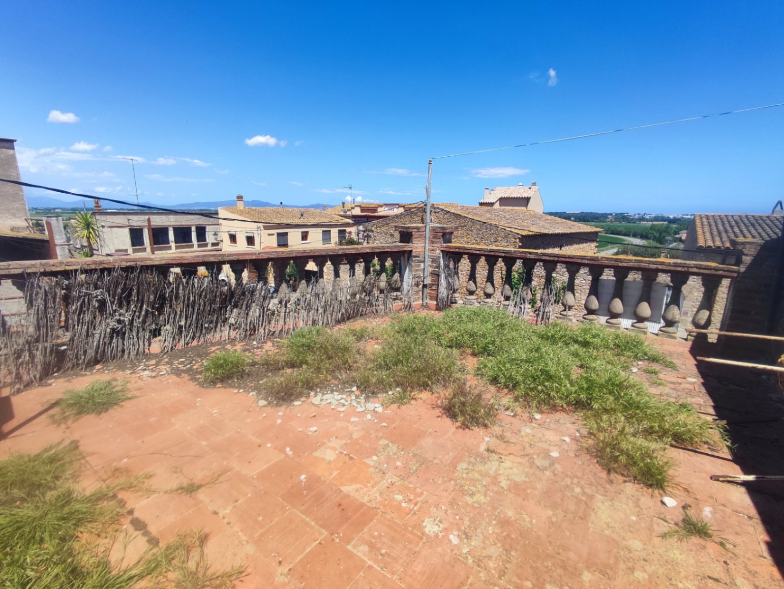 Casa de pueblo a restaurar en venta, con patio y terraza con amplias vistas, situada en Albons, Girona, Baix Empordà