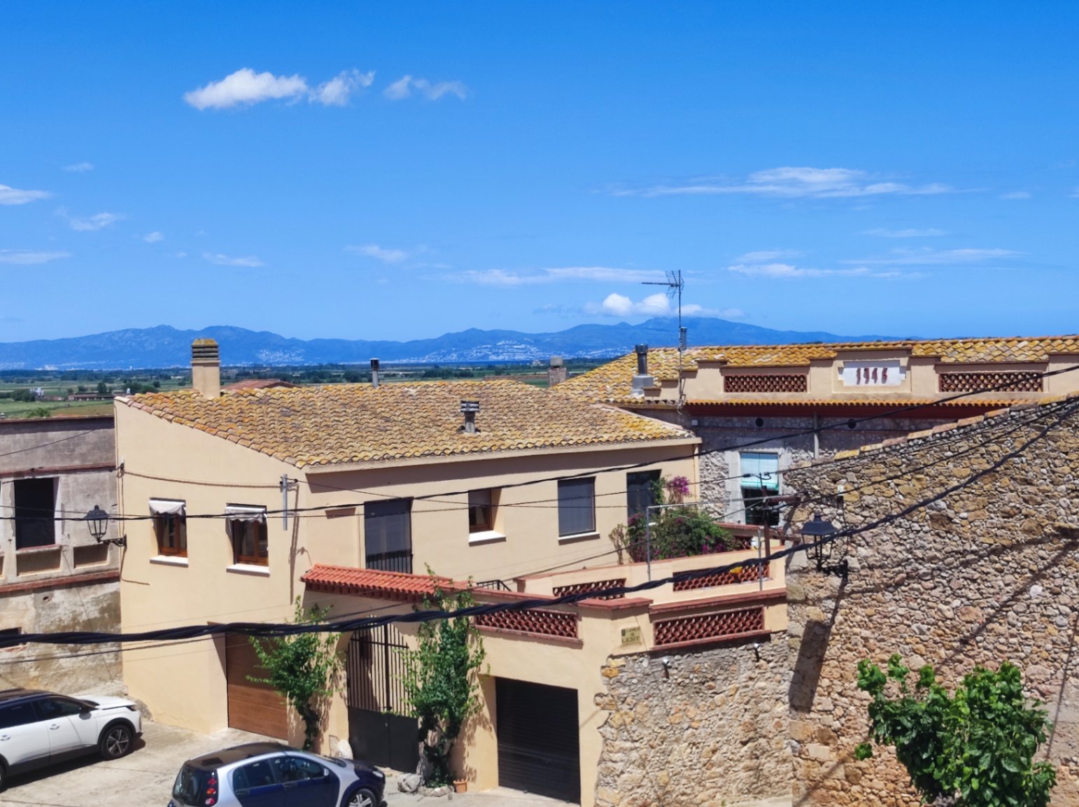 Casa de pueblo a restaurar en venta, con patio y terraza con amplias vistas, situada en Albons, Girona, Baix Empordà