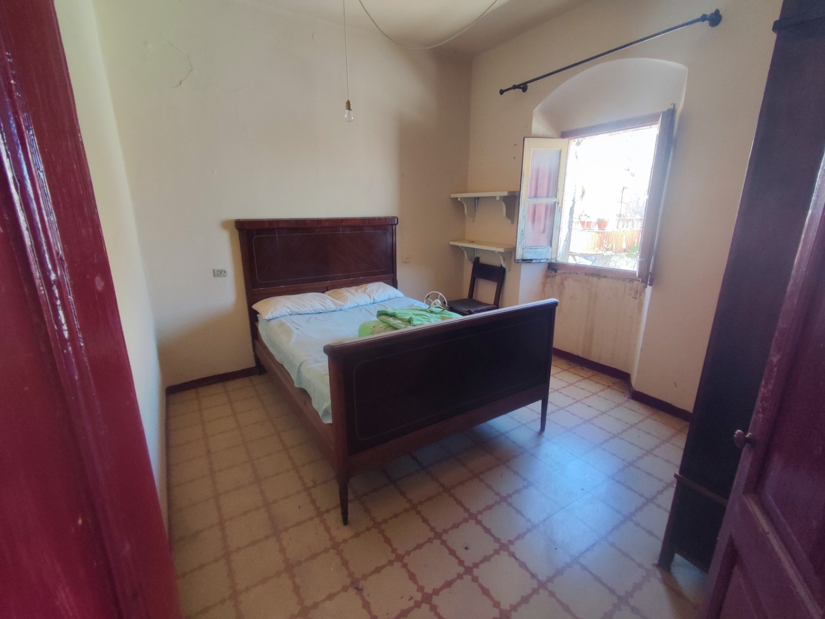 Casa de pueblo a restaurar en venta, con patio y terraza con amplias vistas, situada en Albons, Girona, Baix Empordà