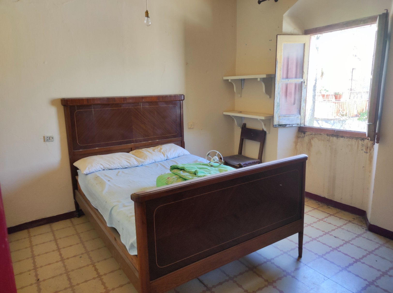 Casa de pueblo a restaurar en venta, con patio y terraza con amplias vistas, situada en Albons, Girona, Baix Empordà