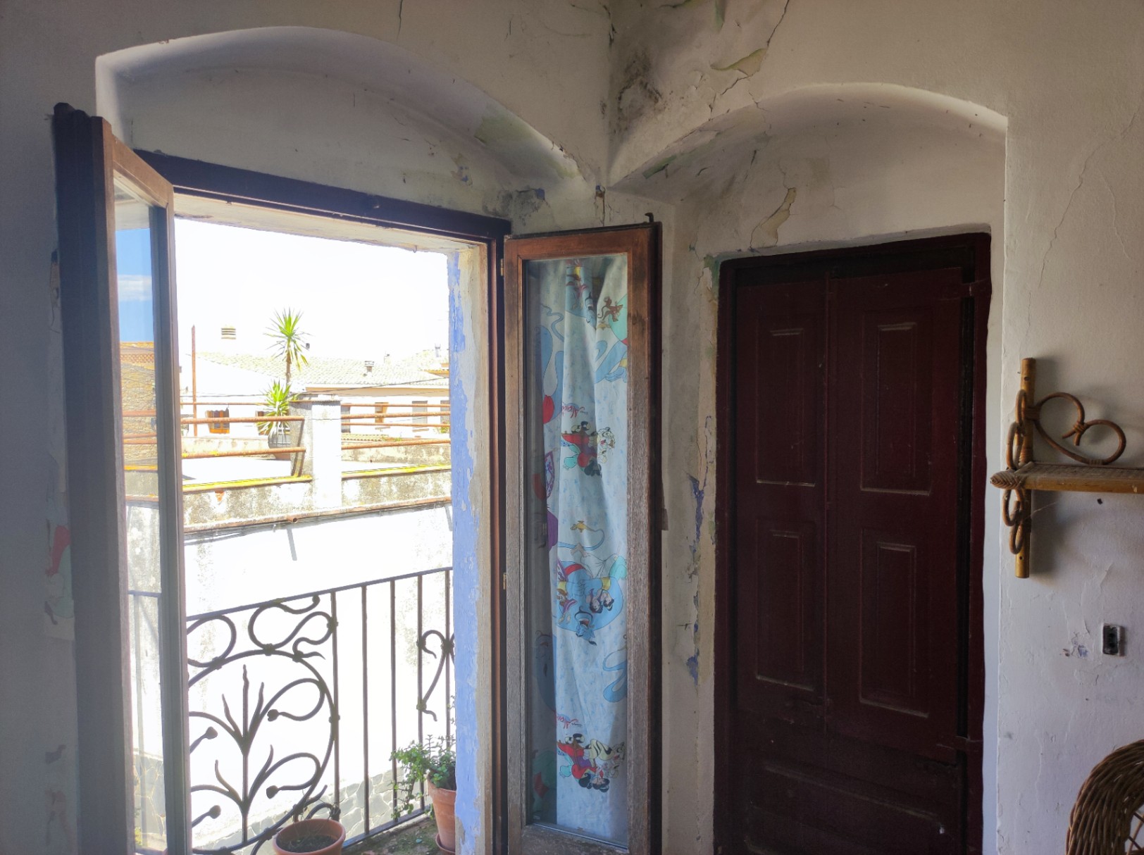 Casa de pueblo a restaurar en venta, con patio y terraza con amplias vistas, situada en Albons, Girona, Baix Empordà