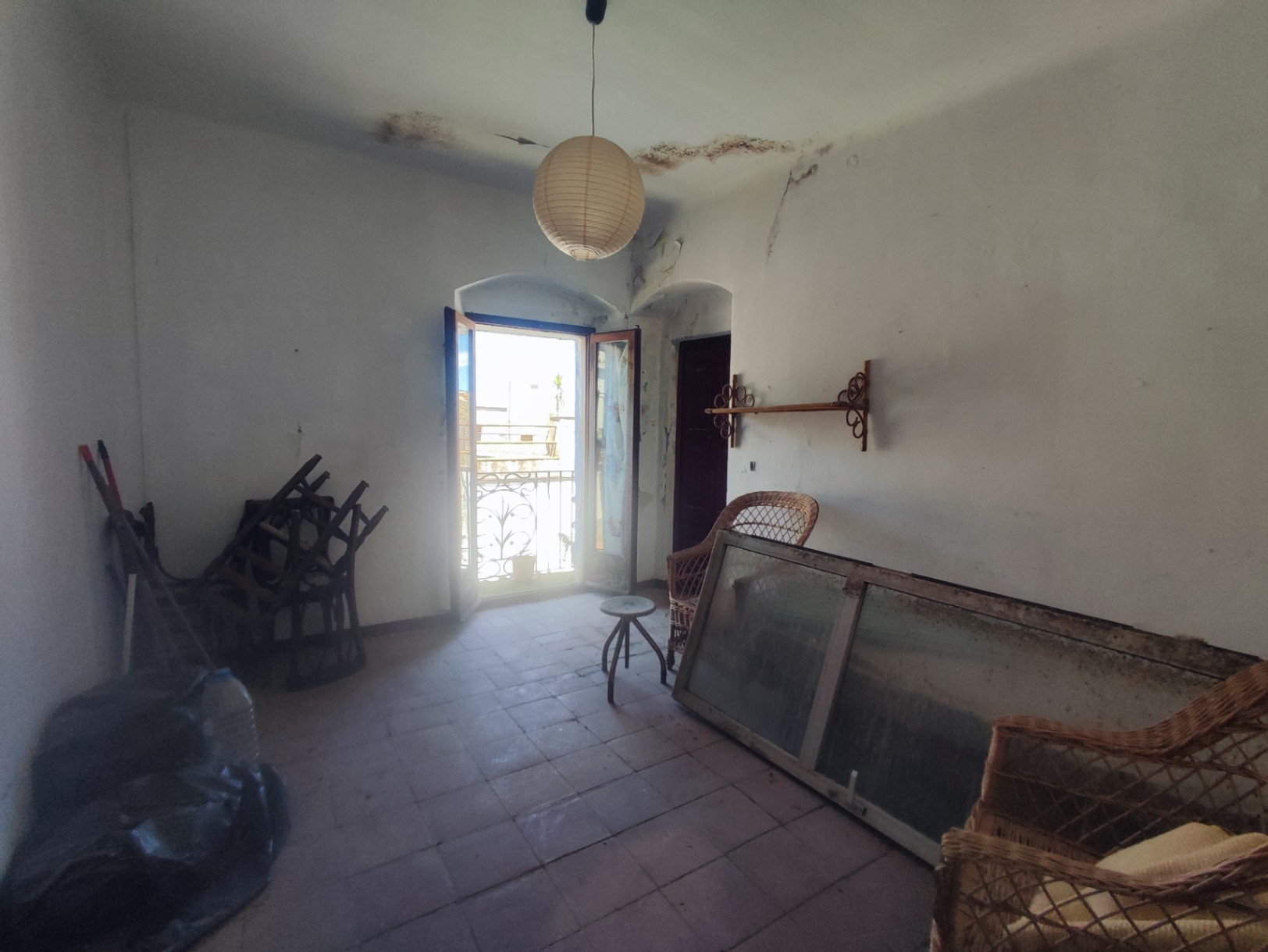 Casa de pueblo a restaurar en venta, con patio y terraza con amplias vistas, situada en Albons, Girona, Baix Empordà