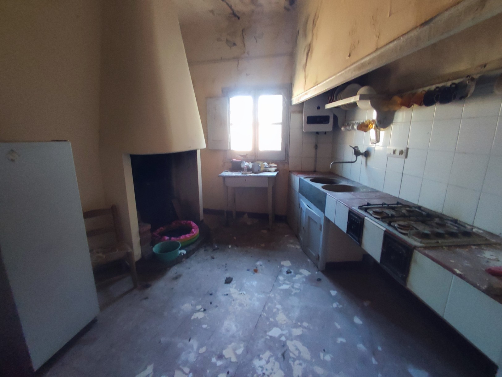 Casa de pueblo a restaurar en venta, con patio y terraza con amplias vistas, situada en Albons, Girona, Baix Empordà