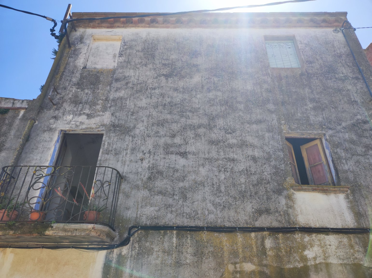 Casa de pueblo a restaurar en venta, con patio y terraza con amplias vistas, situada en Albons, Girona, Baix Empordà