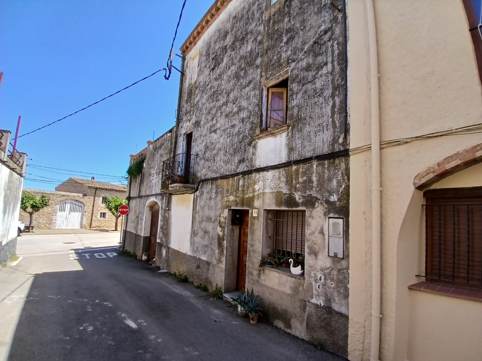 Casa de pueblo a restaurar en venta, con patio y terraza con amplias vistas, situada en Albons, Girona, Baix Empordà