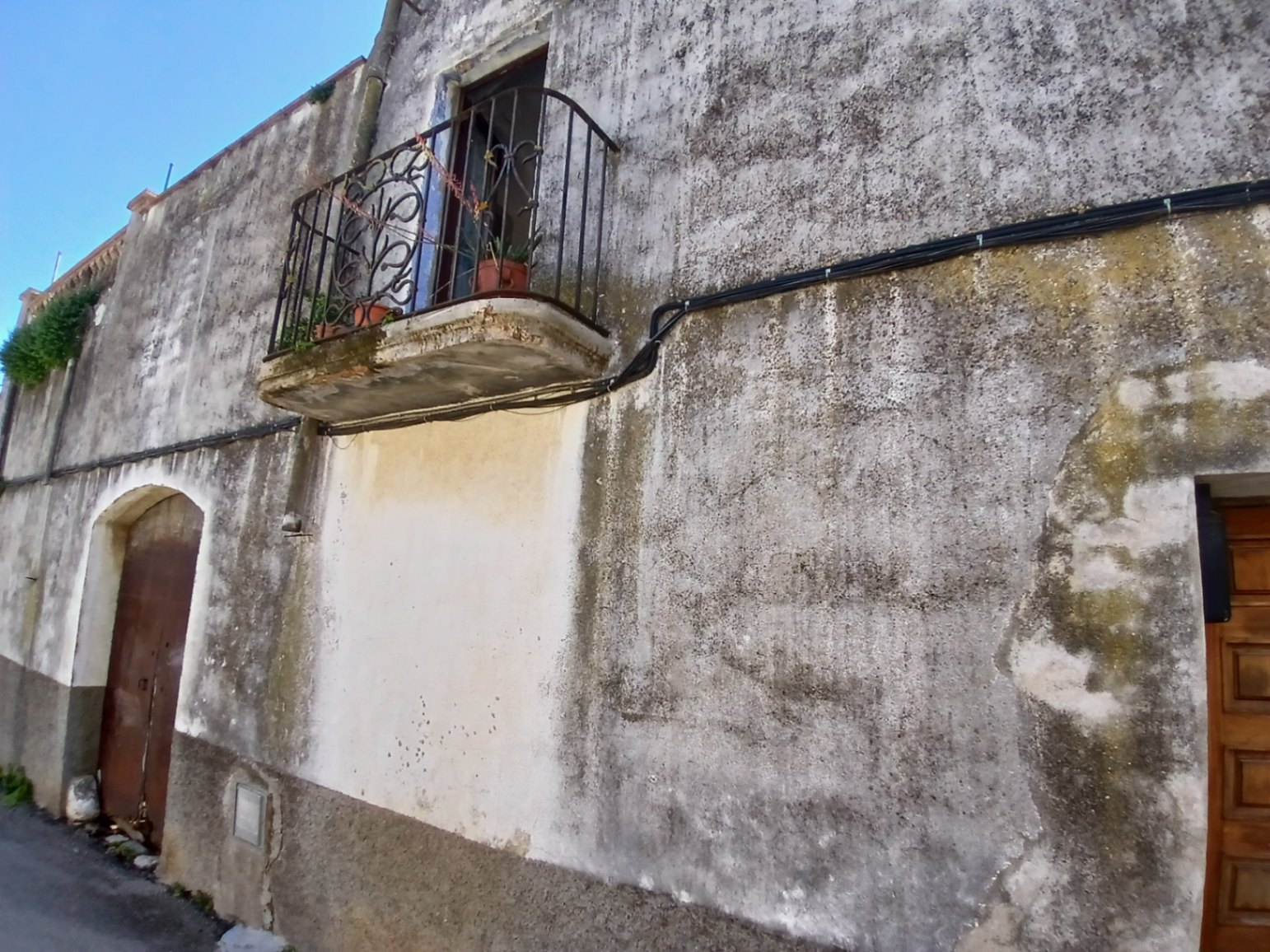 Casa de pueblo a restaurar en venta, con patio y terraza con amplias vistas, situada en Albons, Girona, Baix Empordà