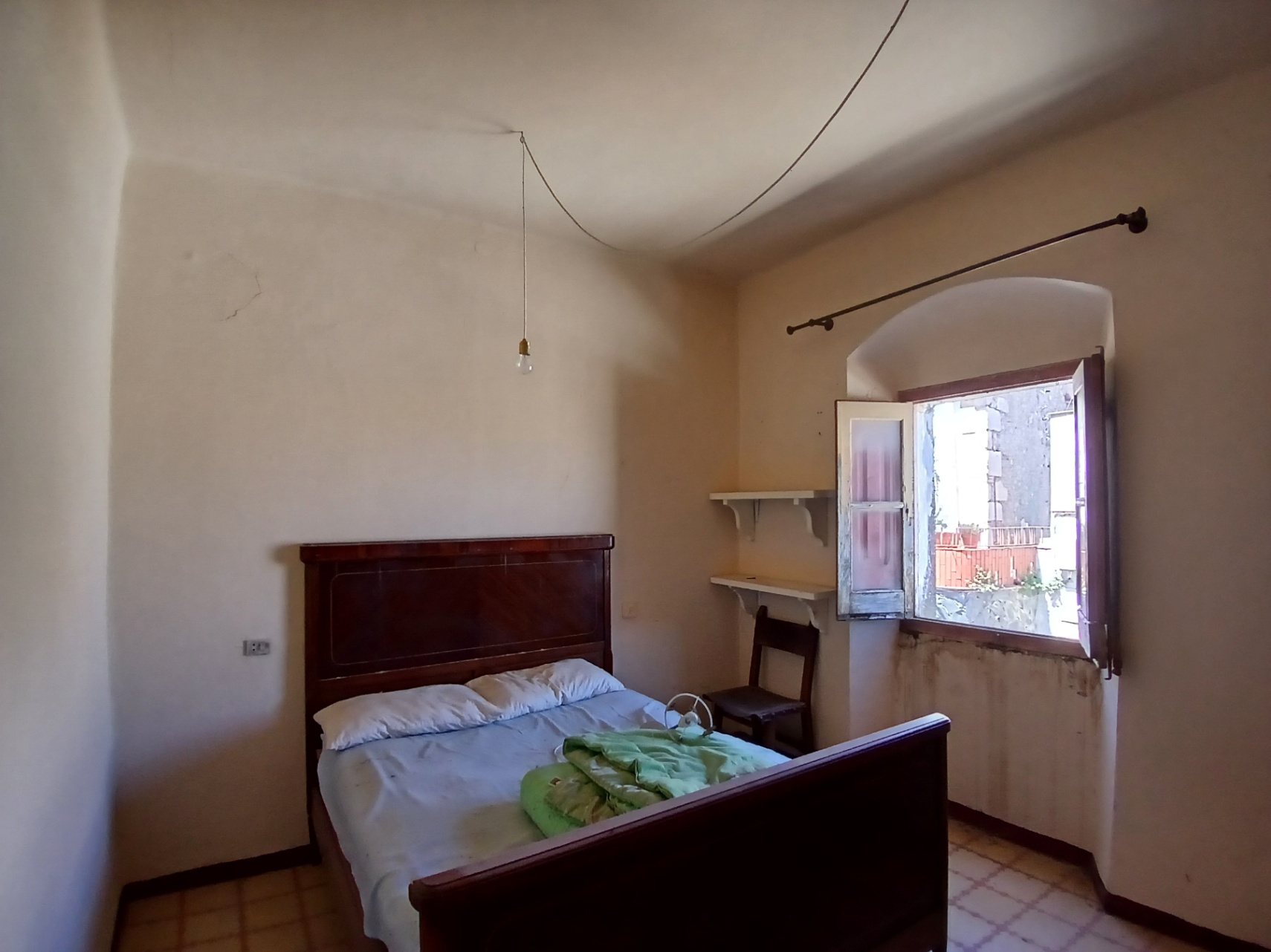 Casa de pueblo a restaurar en venta, con patio y terraza con amplias vistas, situada en Albons, Girona, Baix Empordà