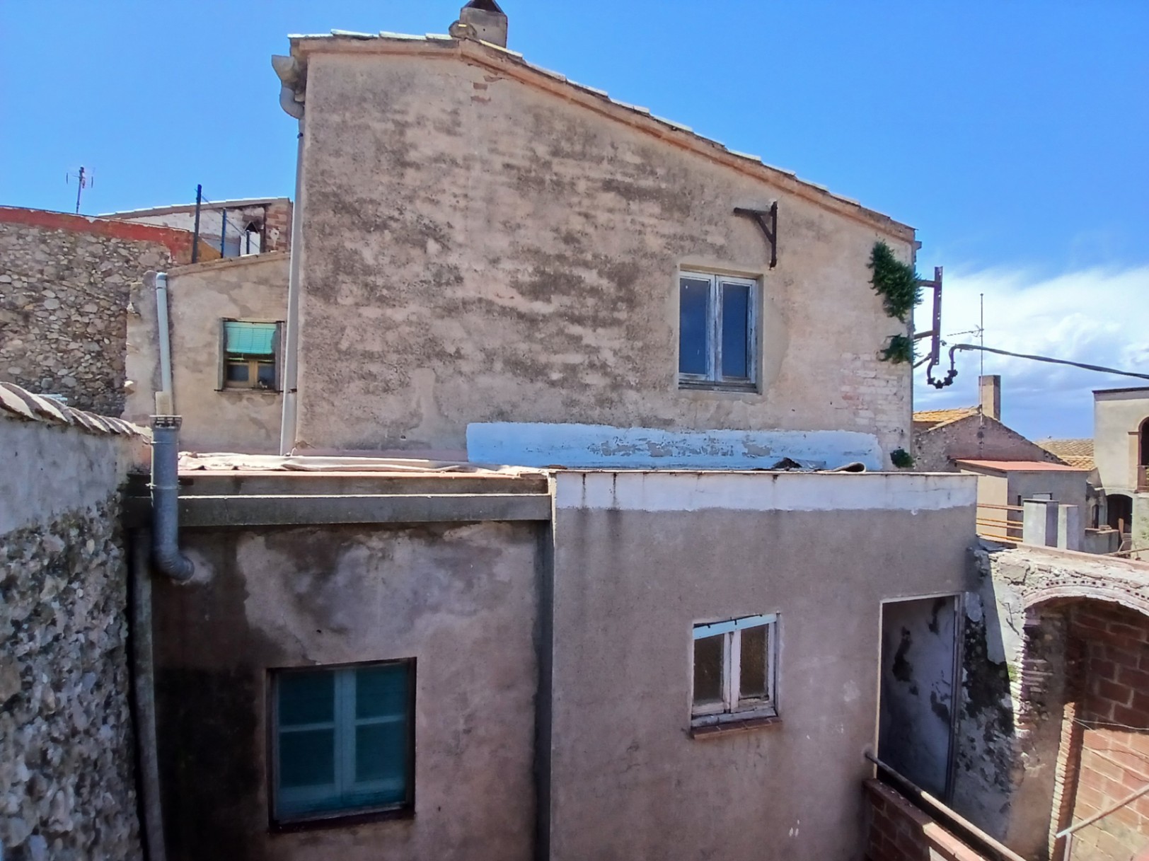 Casa de pueblo a restaurar en venta, con patio y terraza con amplias vistas, situada en Albons, Girona, Baix Empordà