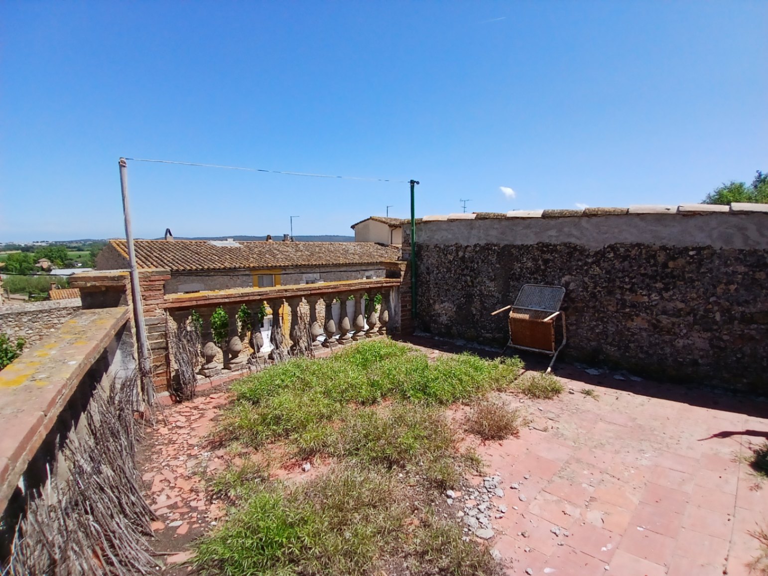 Casa de pueblo a restaurar en venta, con patio y terraza con amplias vistas, situada en Albons, Girona, Baix Empordà