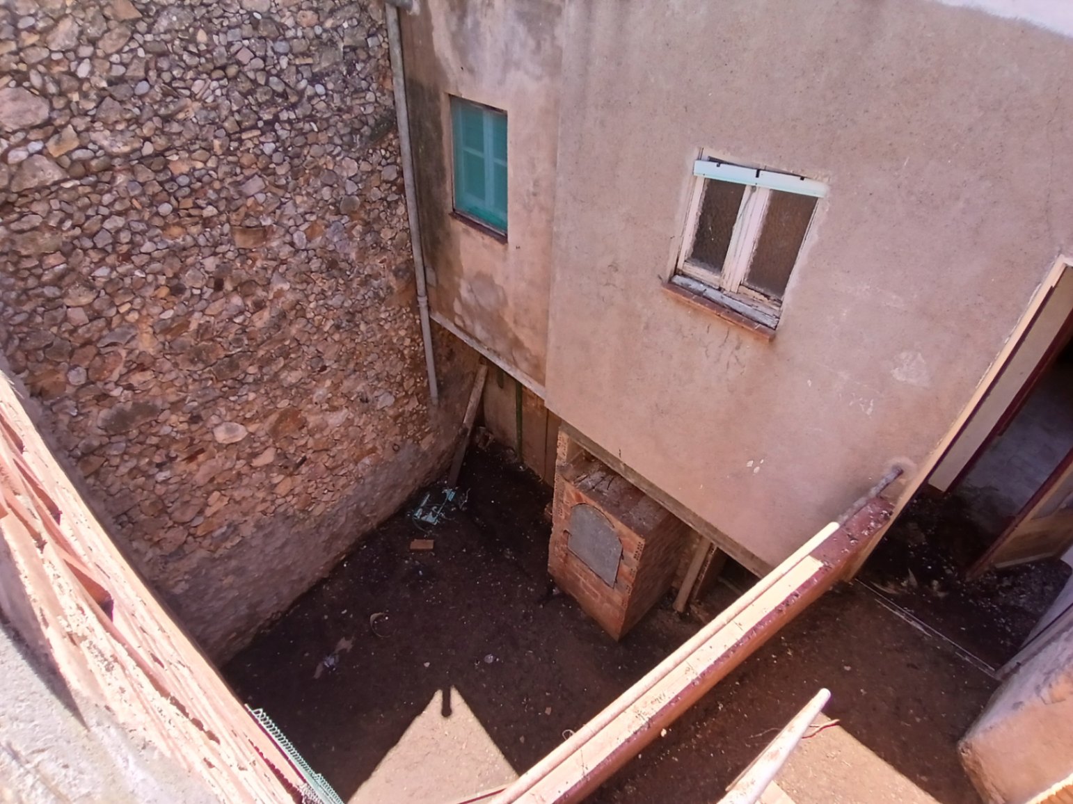 Casa de pueblo a restaurar en venta, con patio y terraza con amplias vistas, situada en Albons, Girona, Baix Empordà