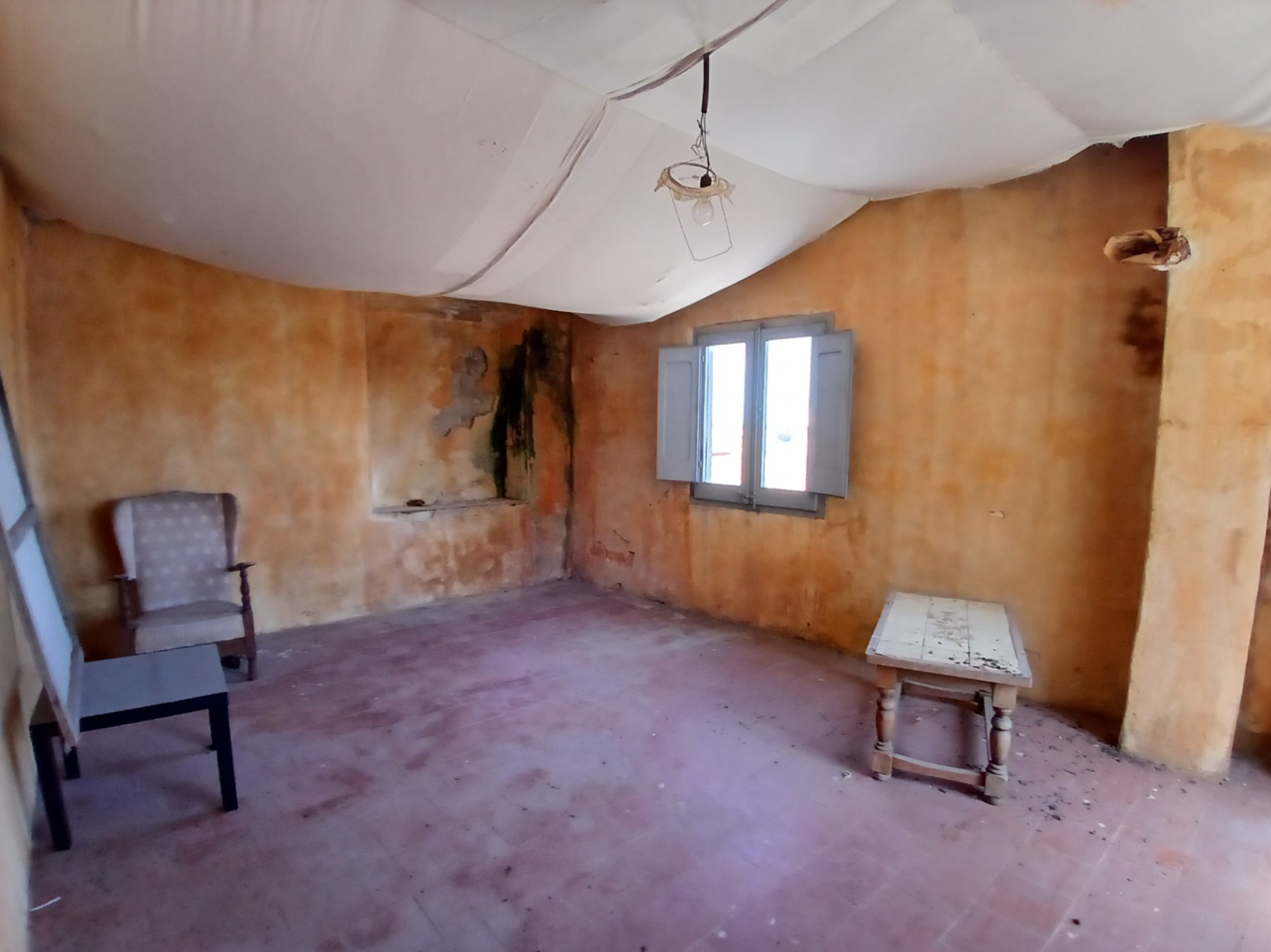 Casa de pueblo a restaurar en venta, con patio y terraza con amplias vistas, situada en Albons, Girona, Baix Empordà