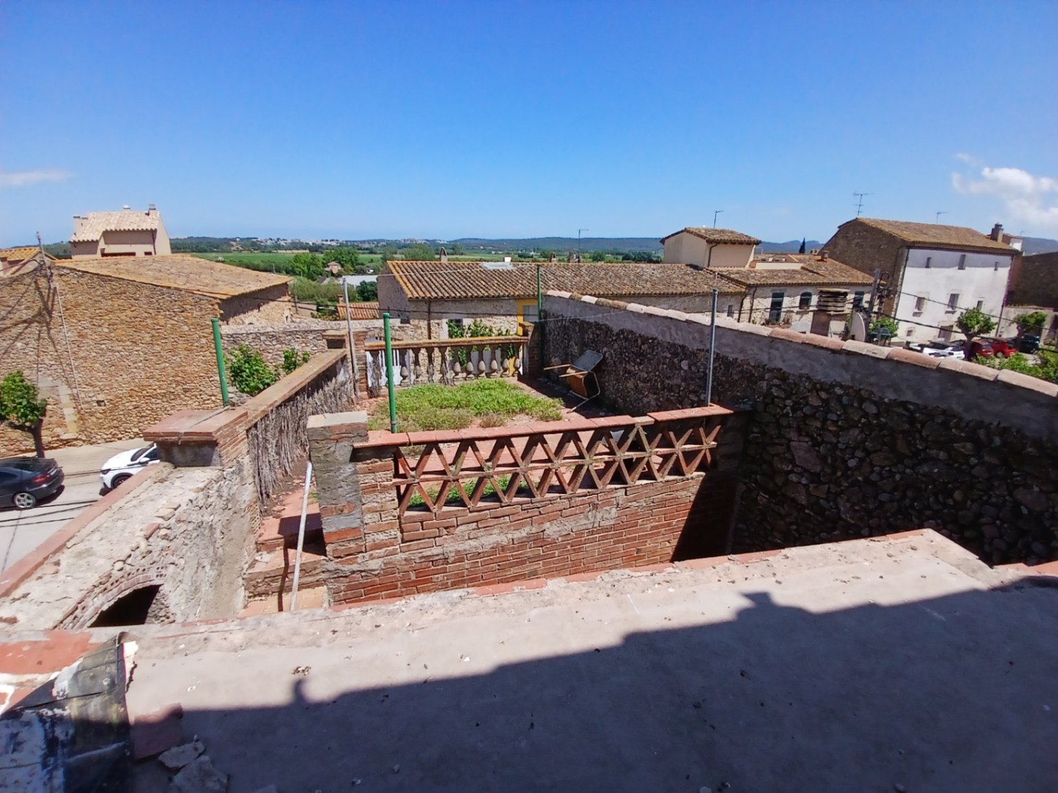 Casa de pueblo a restaurar en venta, con patio y terraza con amplias vistas, situada en Albons, Girona, Baix Empordà