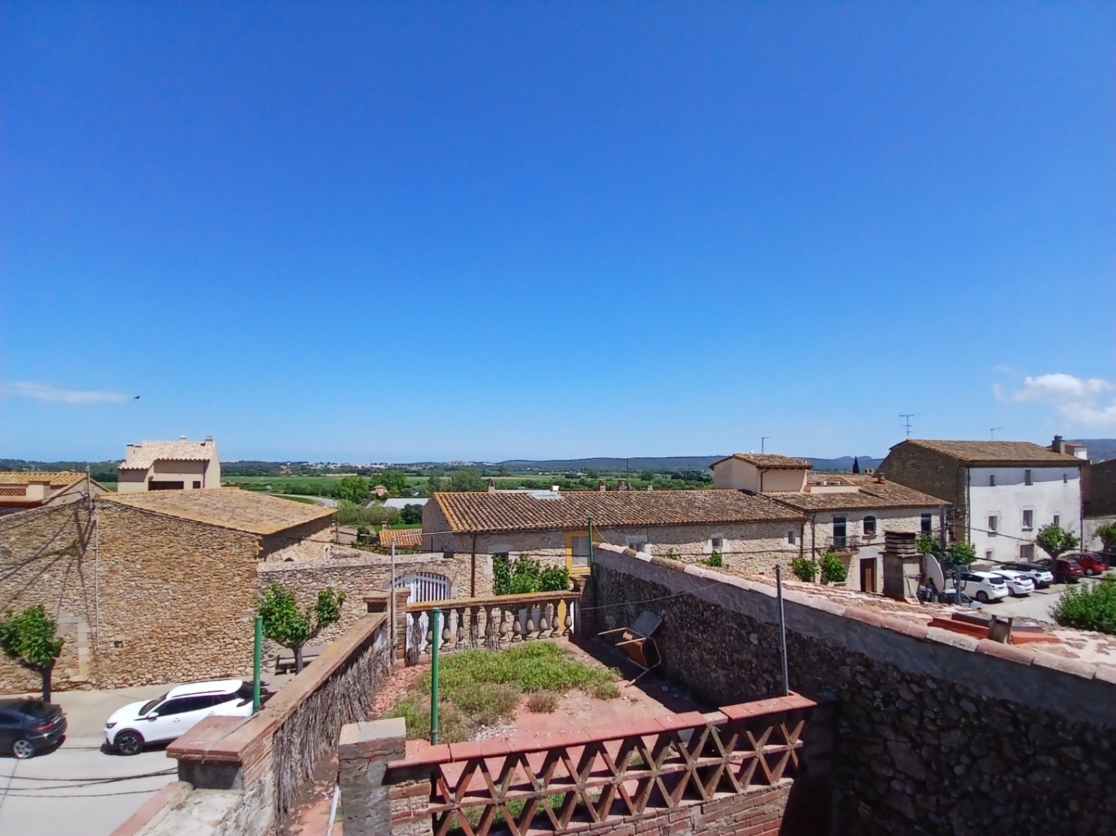 Casa de pueblo a restaurar en venta, con patio y terraza con amplias vistas, situada en Albons, Girona, Baix Empordà