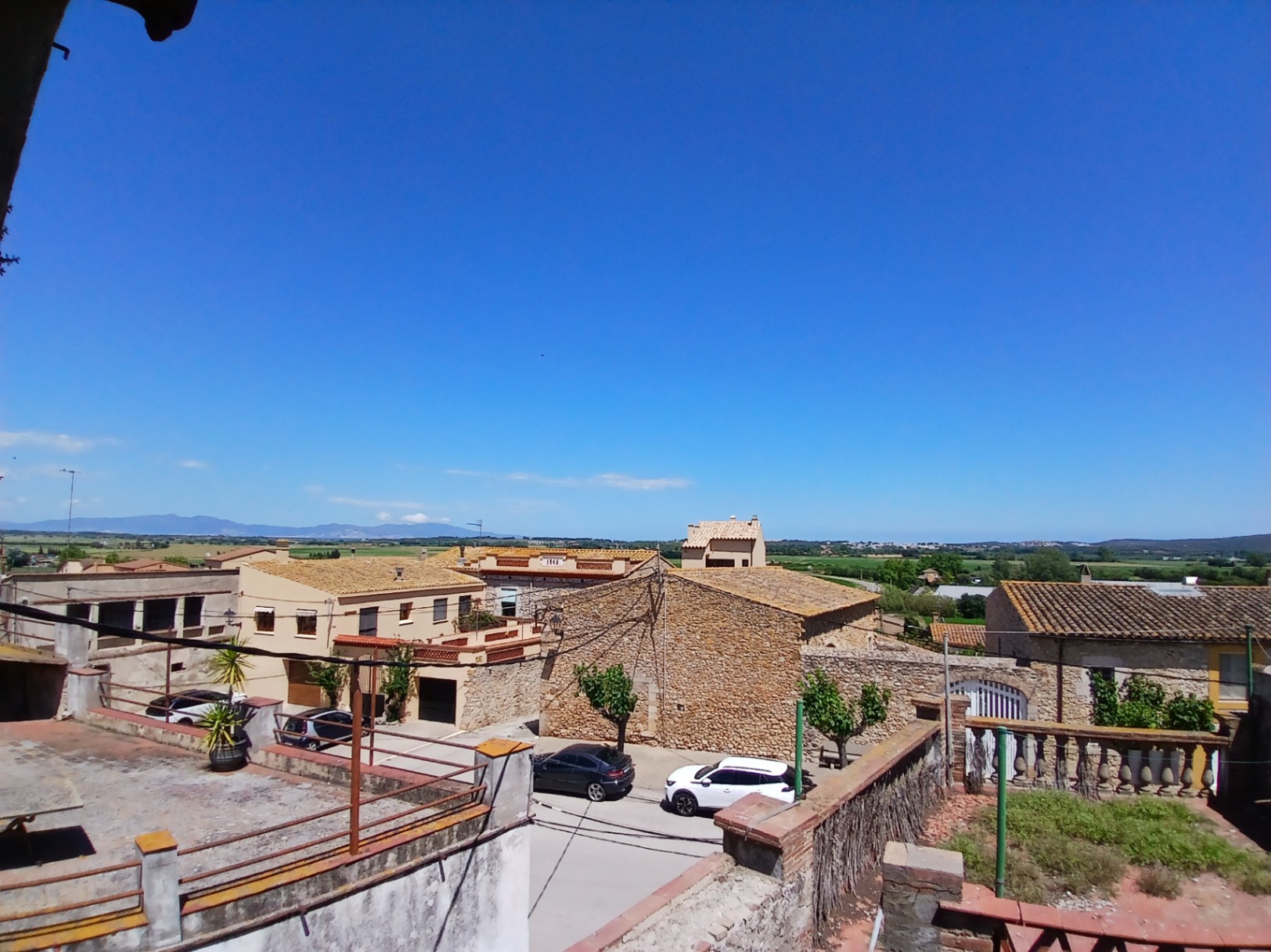 Casa de pueblo a restaurar en venta, con patio y terraza con amplias vistas, situada en Albons, Girona, Baix Empordà