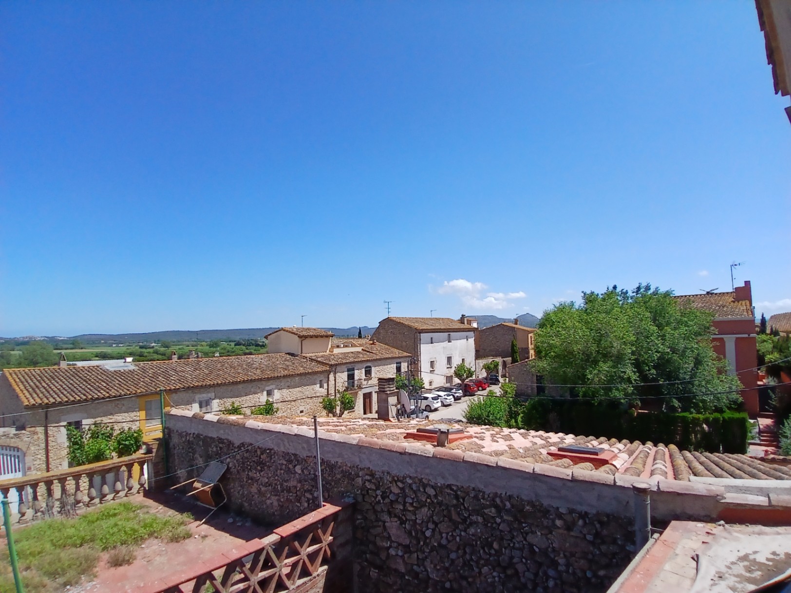 Casa de pueblo a restaurar en venta, con patio y terraza con amplias vistas, situada en Albons, Girona, Baix Empordà