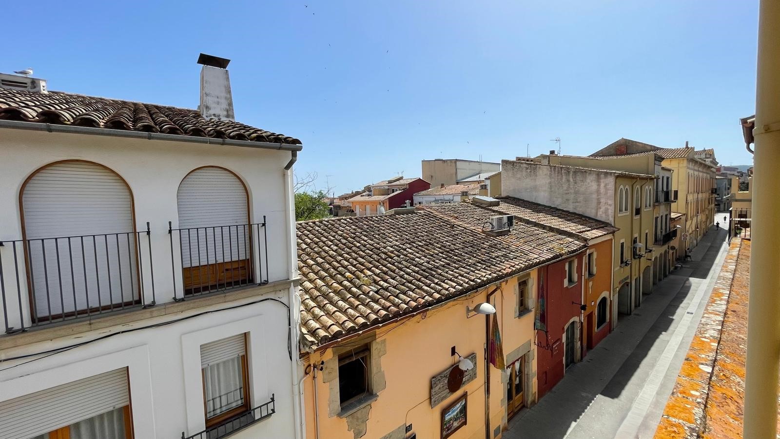 Casa de pueblo en venta, con gran jardín, varias terrazas y local comercial -  Centro de Palafrugell, Girona, Baix Empordà.