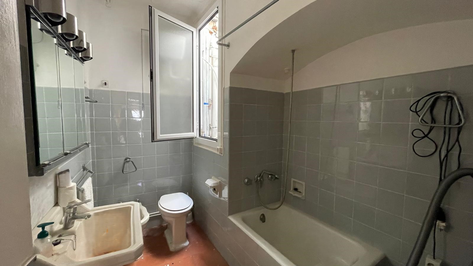 Casa de pueblo en venta, con gran jardín, varias terrazas y local comercial -  Centro de Palafrugell, Girona, Baix Empordà.