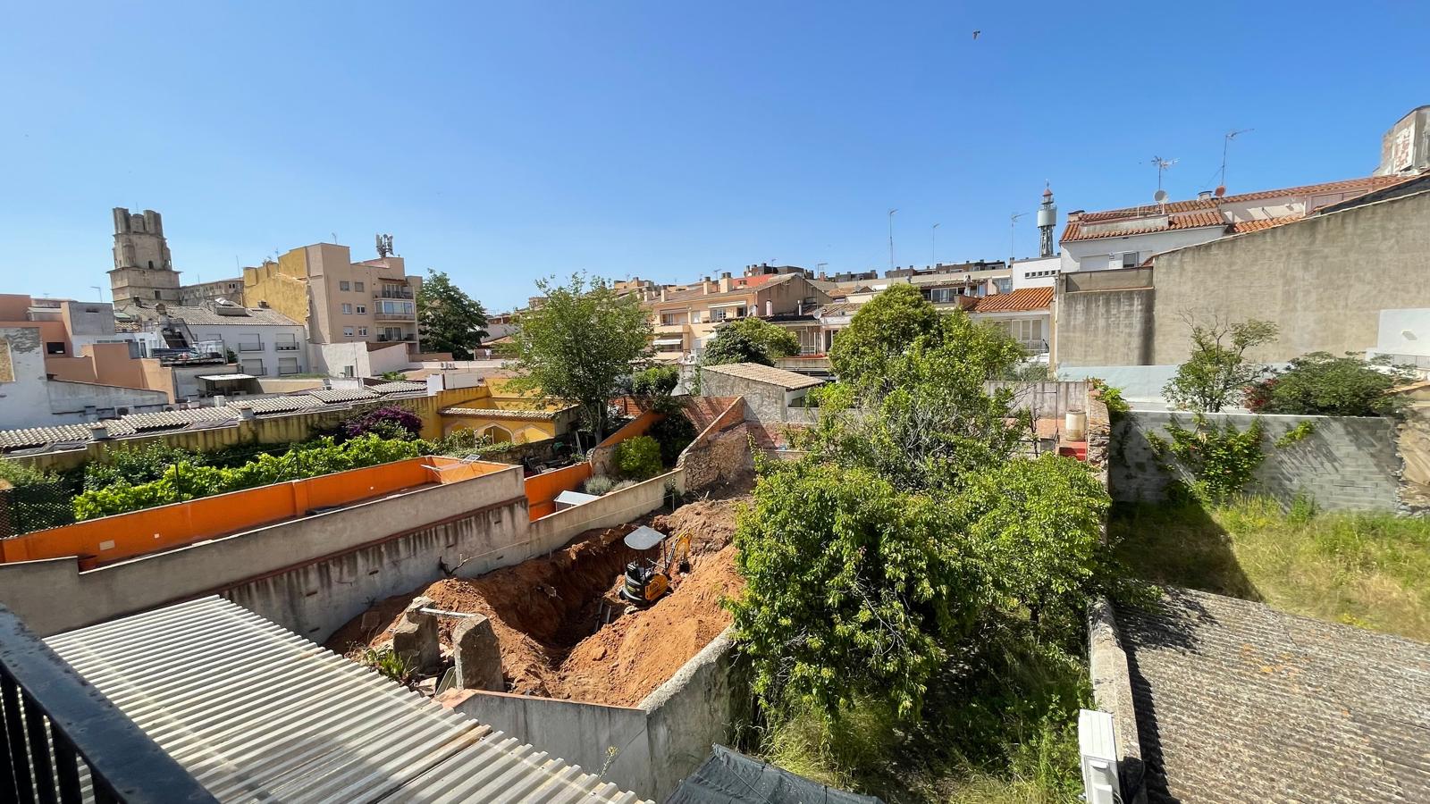 Casa de pueblo en venta, con gran jardín, varias terrazas y local comercial -  Centro de Palafrugell, Girona, Baix Empordà.
