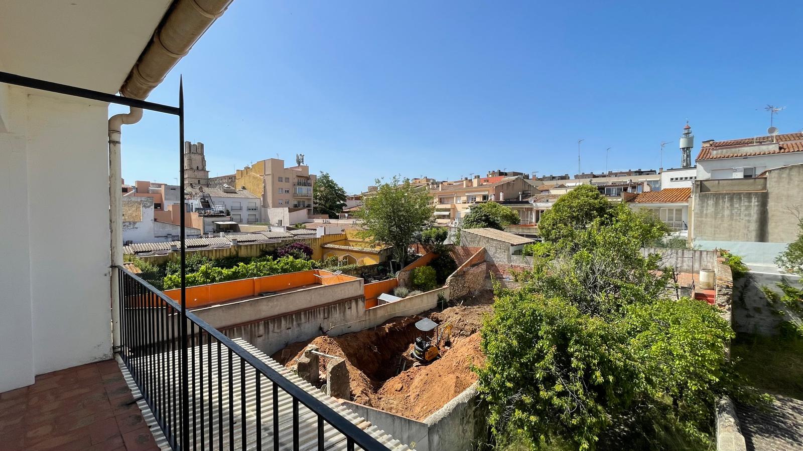 Casa de pueblo en venta, con gran jardín, varias terrazas y local comercial -  Centro de Palafrugell, Girona, Baix Empordà.