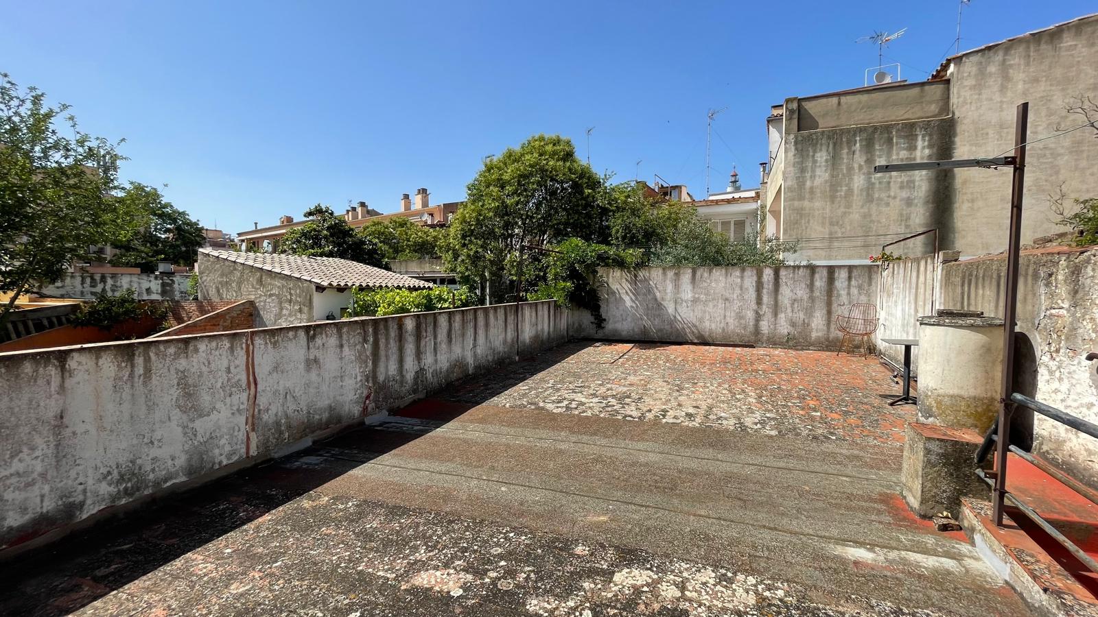 Casa de pueblo en venta, con gran jardín, varias terrazas y local comercial -  Centro de Palafrugell, Girona, Baix Empordà.
